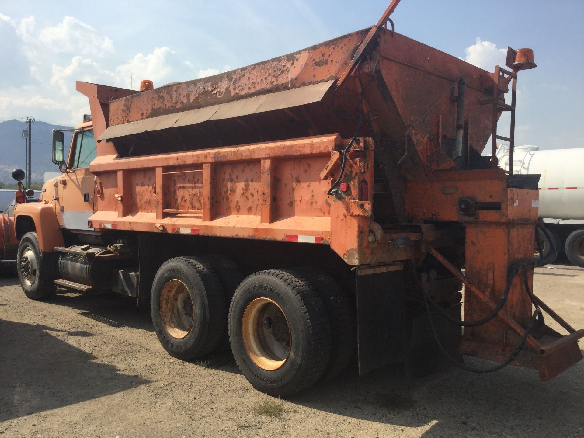 Year: 1992 Make: Ford Model: L9000 Type: Dump Truck Vin#: A33752 Mileage/Hours: 378271 L10 Cummins - Image 6 of 6