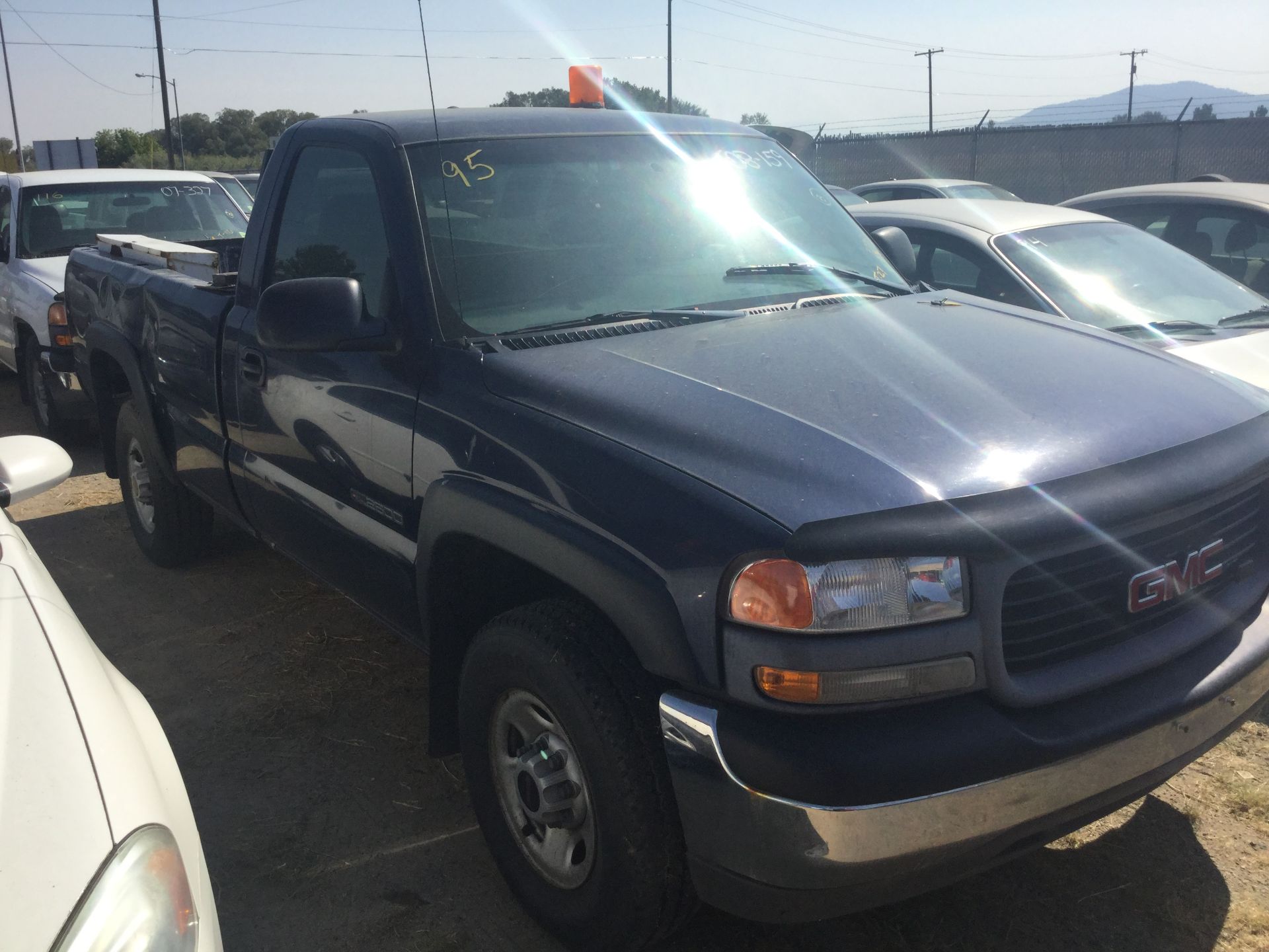 Year: 2002 Make: GMC Model: 3/4T Type: Pickup Vin#: 227629 Mileage/Hours: 195978 6.0L, 2WD, RC, - Image 3 of 5