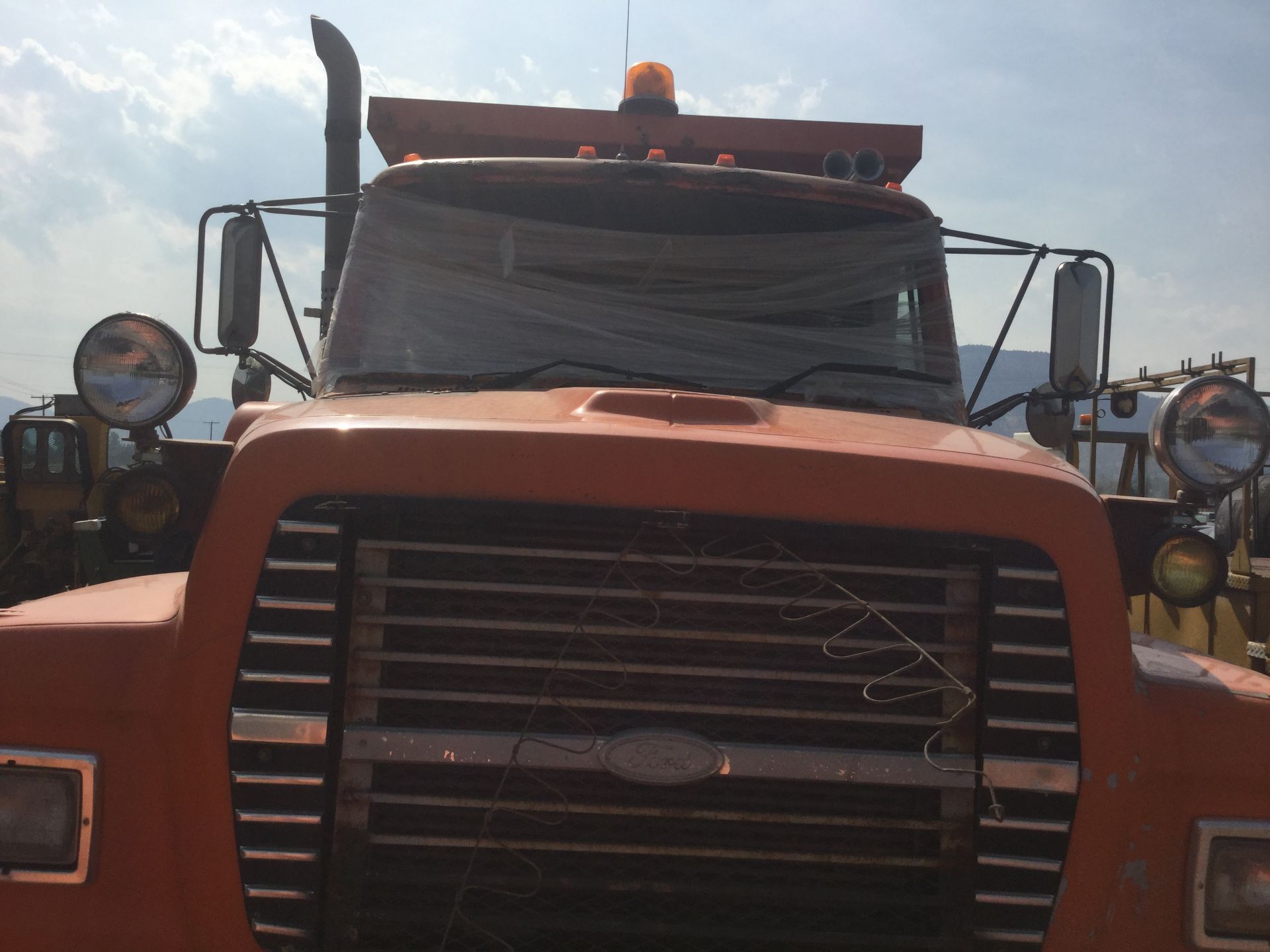 Year: 1995 Make: Ford Model: L9000 Type: Dump Truck Vin#: A84183 Mileage/Hours: 264682 Cat diesel, - Image 3 of 7
