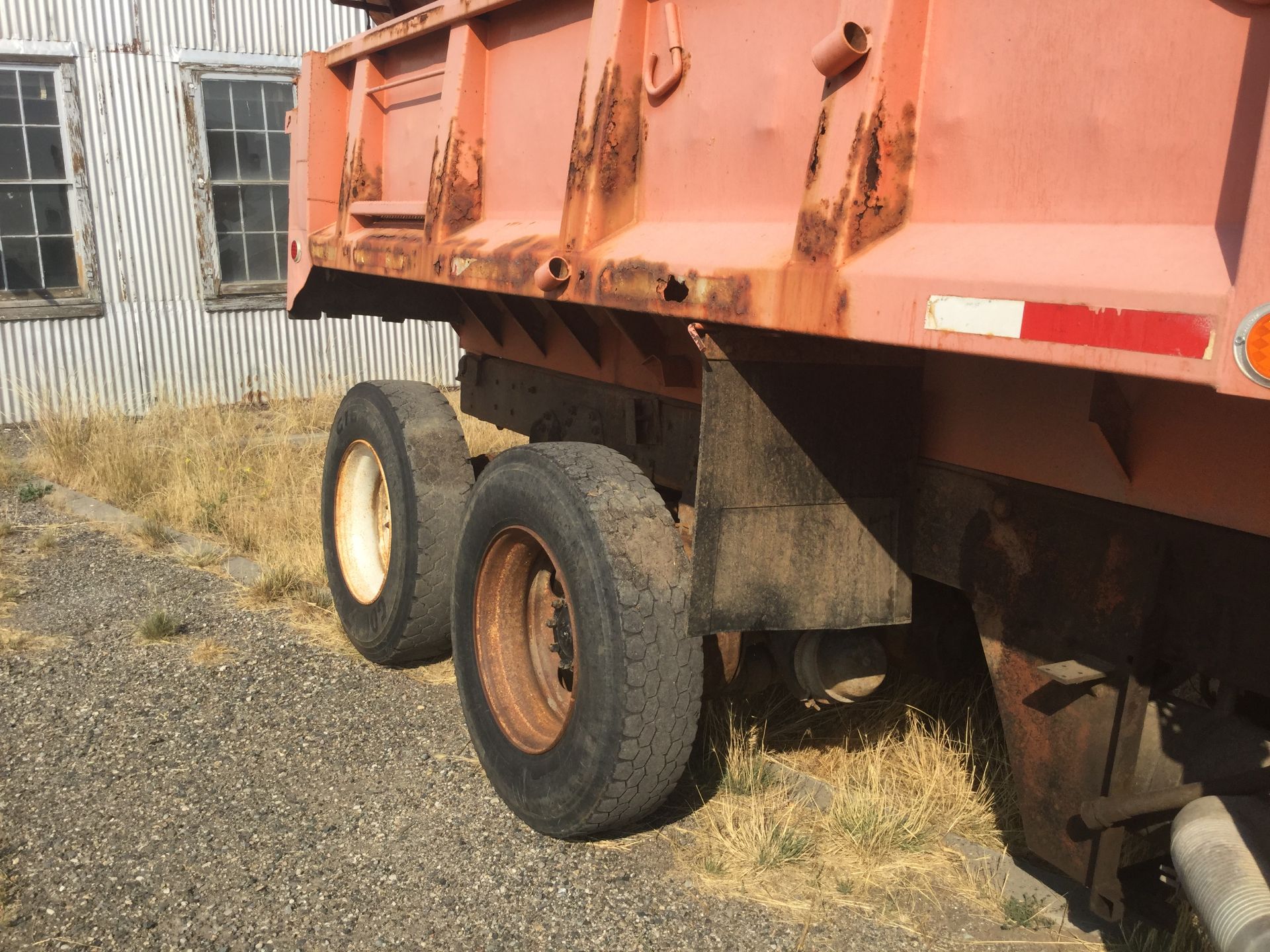 Year: 1992 Make: Ford Model: L9000 Type: Dump Truck Vin#: A33754 Mileage/Hours: 345000 10L - Image 4 of 7