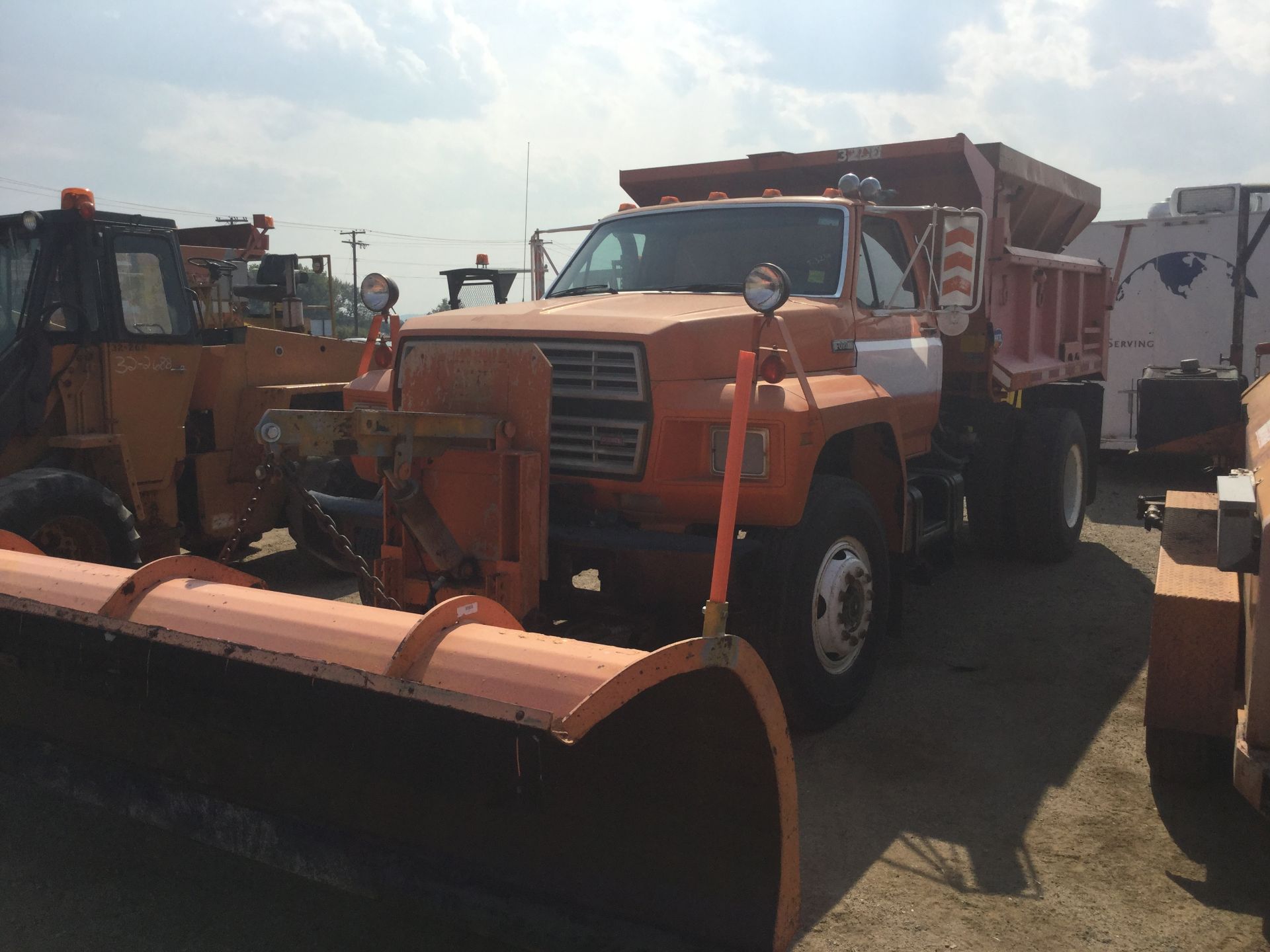 Year: 1985 Make: Ford Model: F800D Type: Dump Truck Vin#: A08394 Mileage/Hours: 181608 9 spd Diesel, - Image 3 of 4