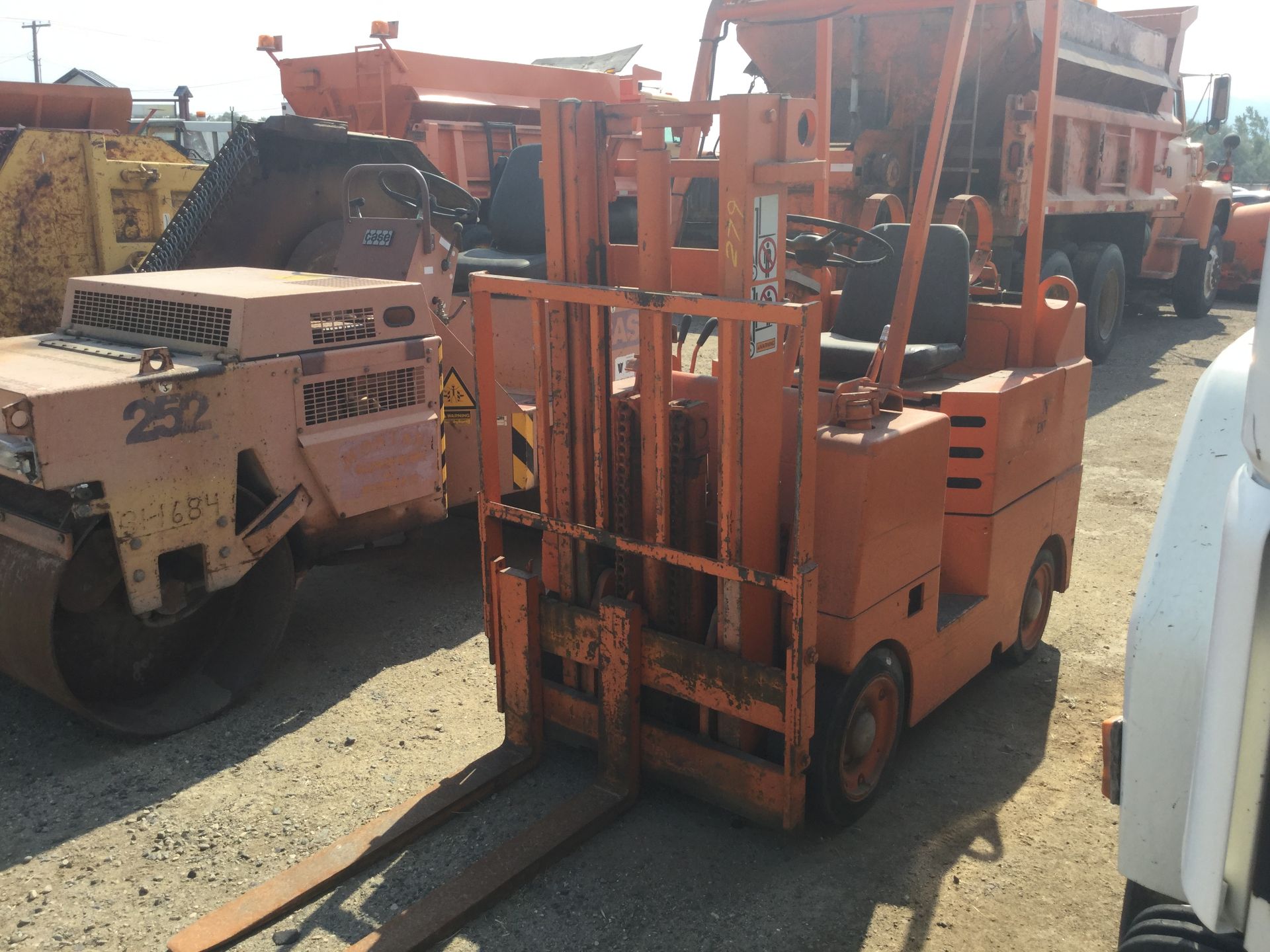 Year: 1972 Make: Allis Chalmers Model: F-40PS100 Type: Forklift Vin#: 80000 Mileage/Hours: 999 HRS - Bild 2 aus 3