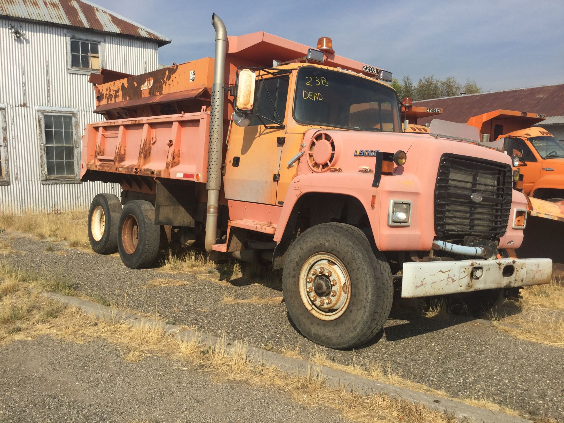 Year: 1992 Make: Ford Model: L9000 Type: Dump Truck Vin#: A33754 Mileage/Hours: 345000 10L - Image 3 of 7