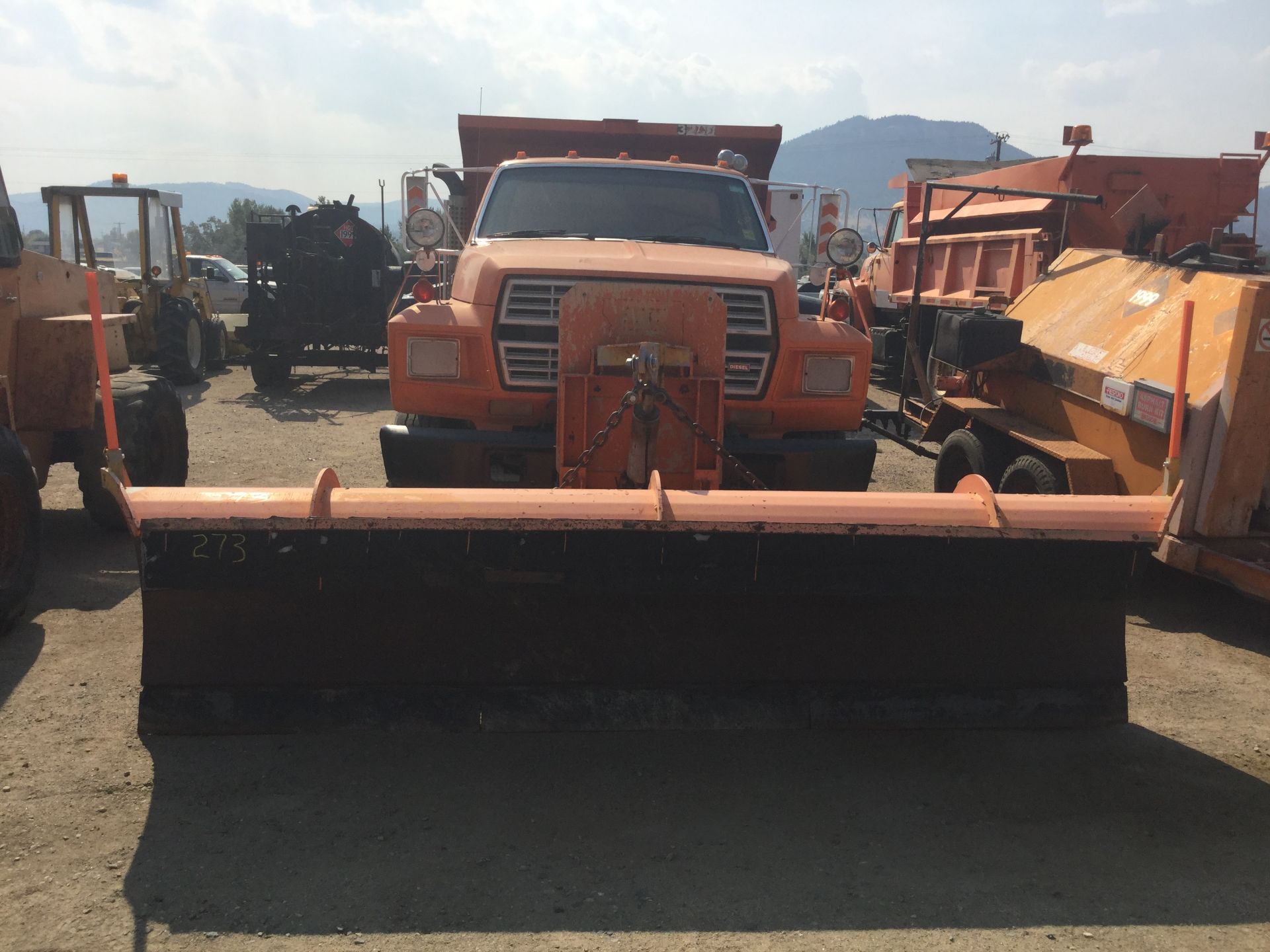 Year: 1985 Make: Ford Model: F800D Type: Dump Truck Vin#: A08394 Mileage/Hours: 181608 9 spd Diesel, - Image 2 of 4