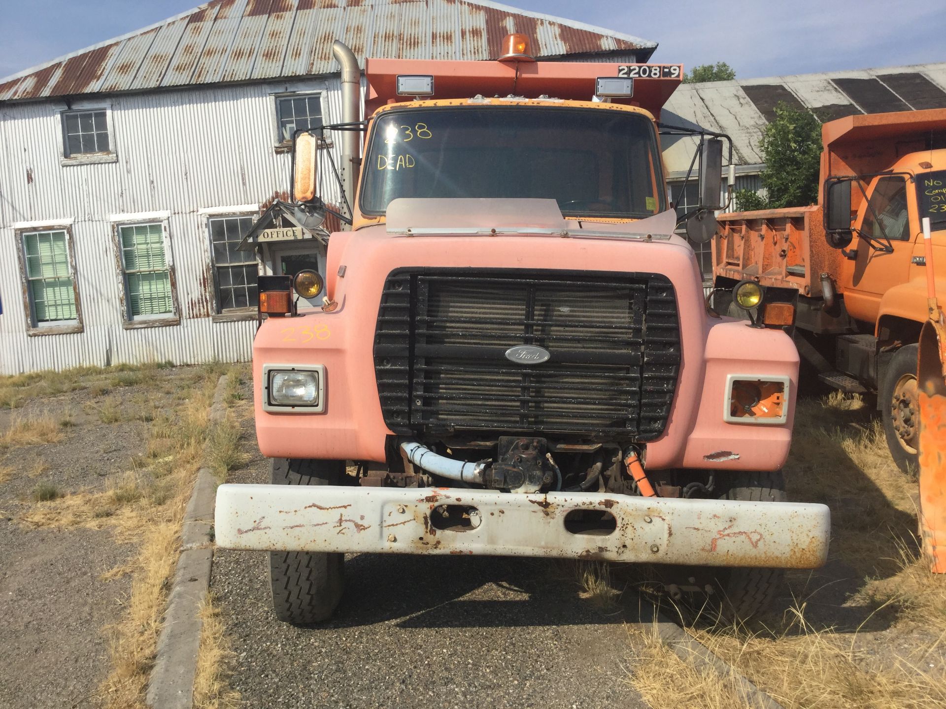 Year: 1992 Make: Ford Model: L9000 Type: Dump Truck Vin#: A33754 Mileage/Hours: 345000 10L - Image 2 of 7