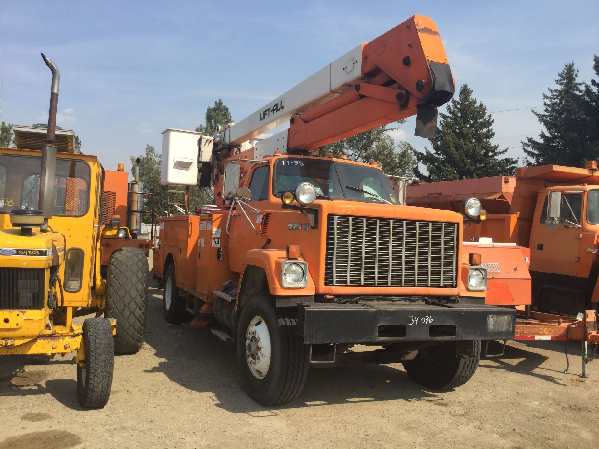 Year: 1988 Make: GMC Model: Manlift Type: Truck Vin#: 801242 Mileage/Hours: 222780 Cummins diesel, - Image 3 of 6