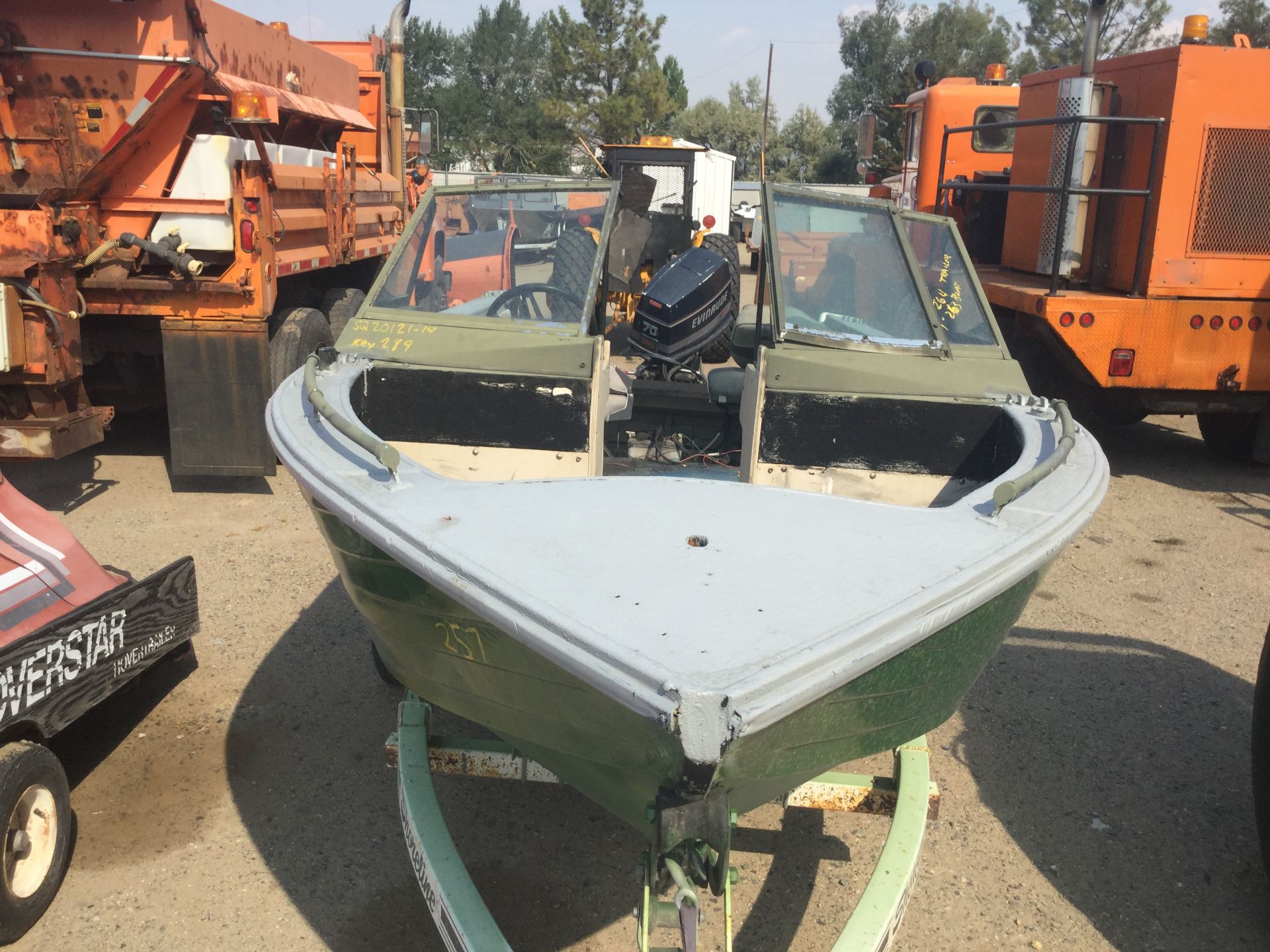 Year: 1989 Make: Crestliner Model: 16' Type: Boat, Trailer,Motor Vin#: 87J889, 037670, 005841 - Image 3 of 4