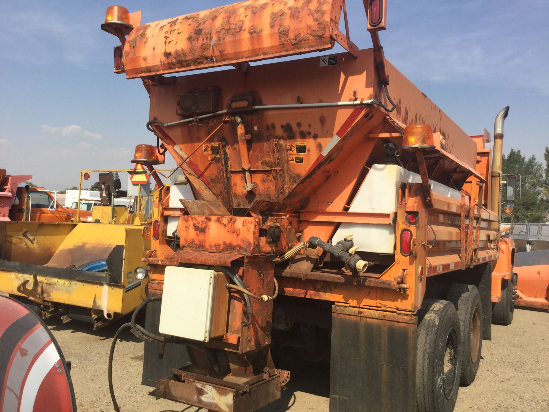 Year: 1995 Make: Ford Model: L9000 Type: Dump Truck Vin#: A84183 Mileage/Hours: 264682 Cat diesel, - Image 7 of 7