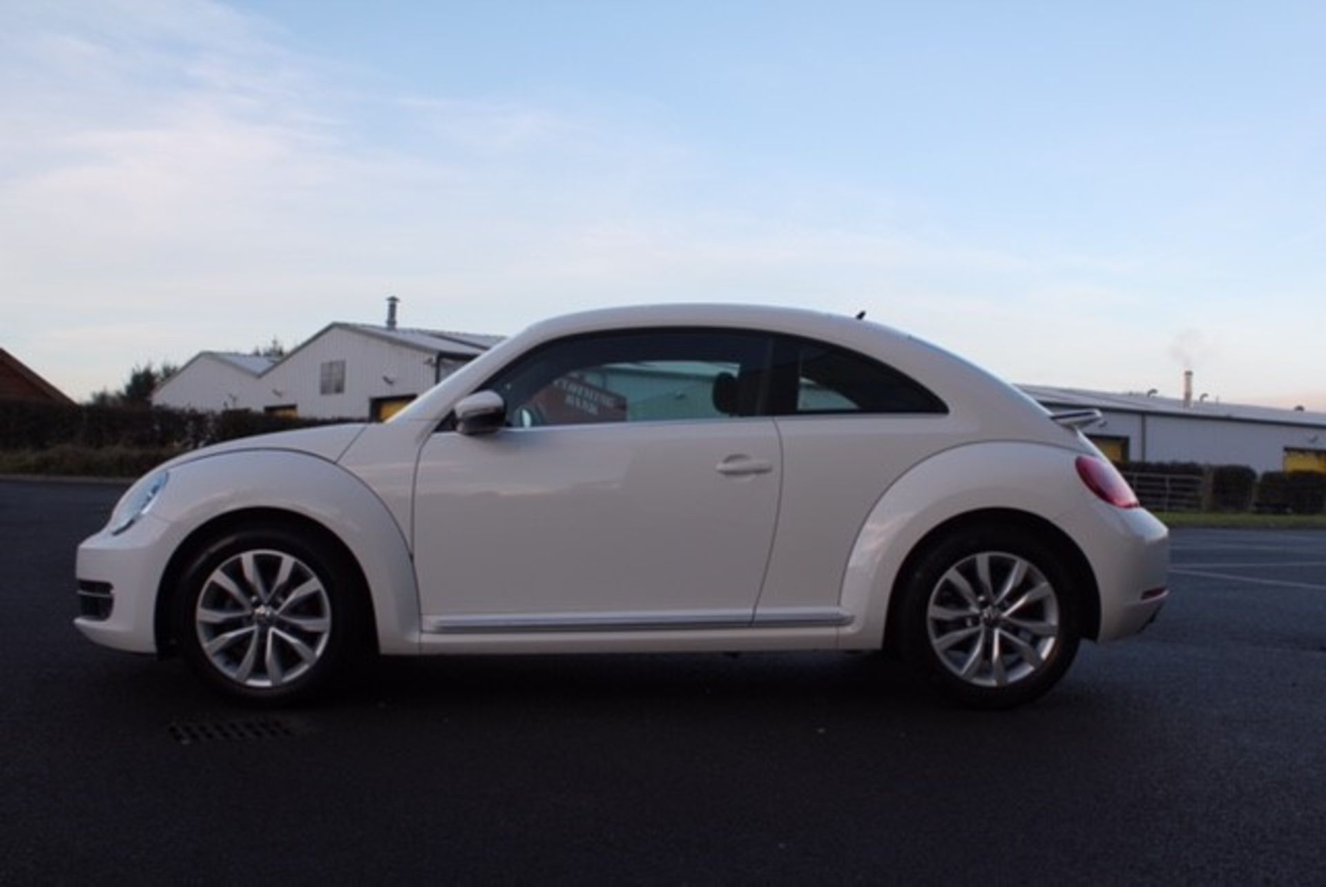 RIL161 2013 (Aug reg) Volkswagen Beetle Design 2.0 TDI 6 Speed 140bhp - Image 2 of 6