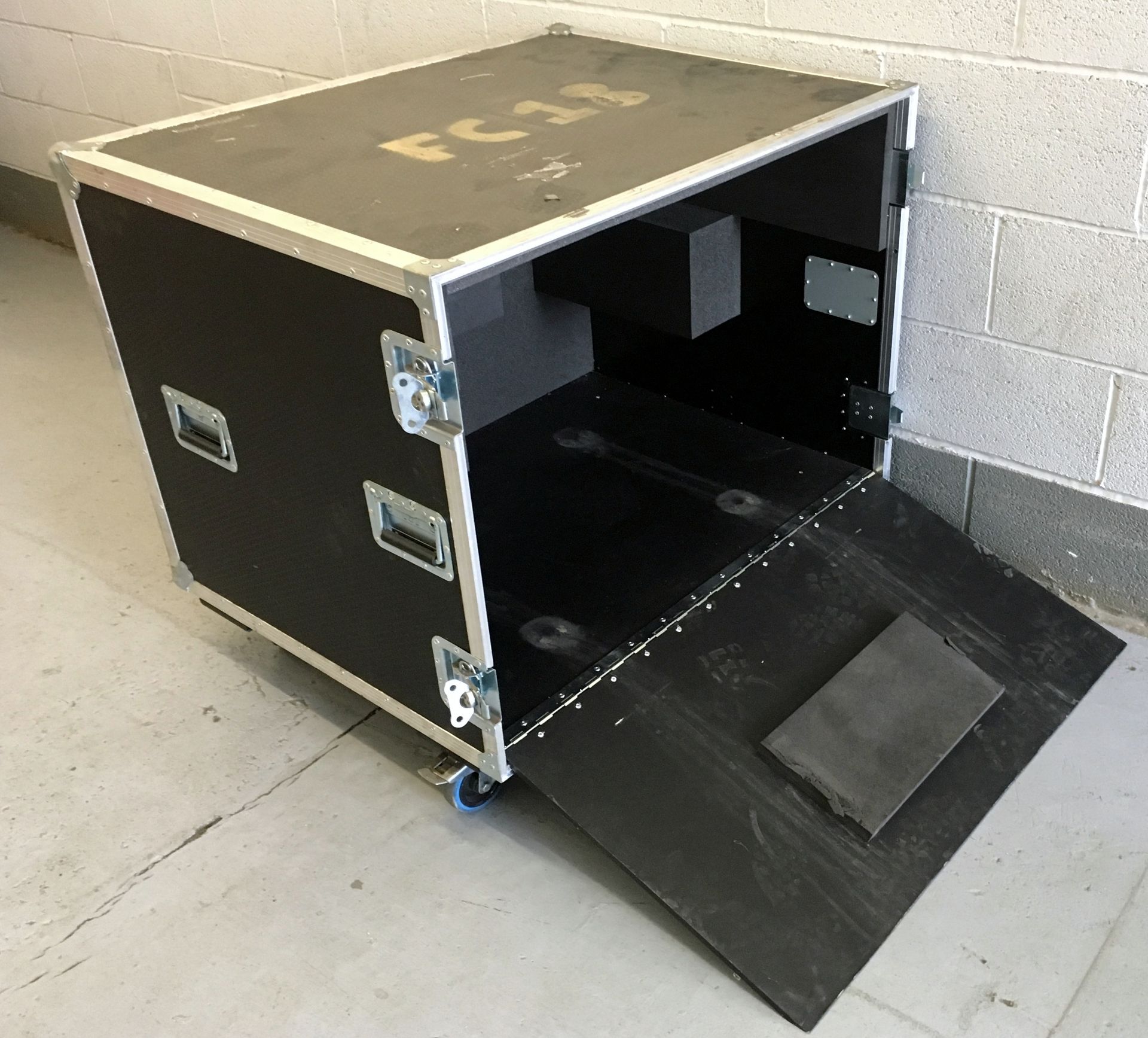 Mobile Flight Case (1000mm x 730mm x 880mm) (Located Stockport – Viewing by Appointment & Collection