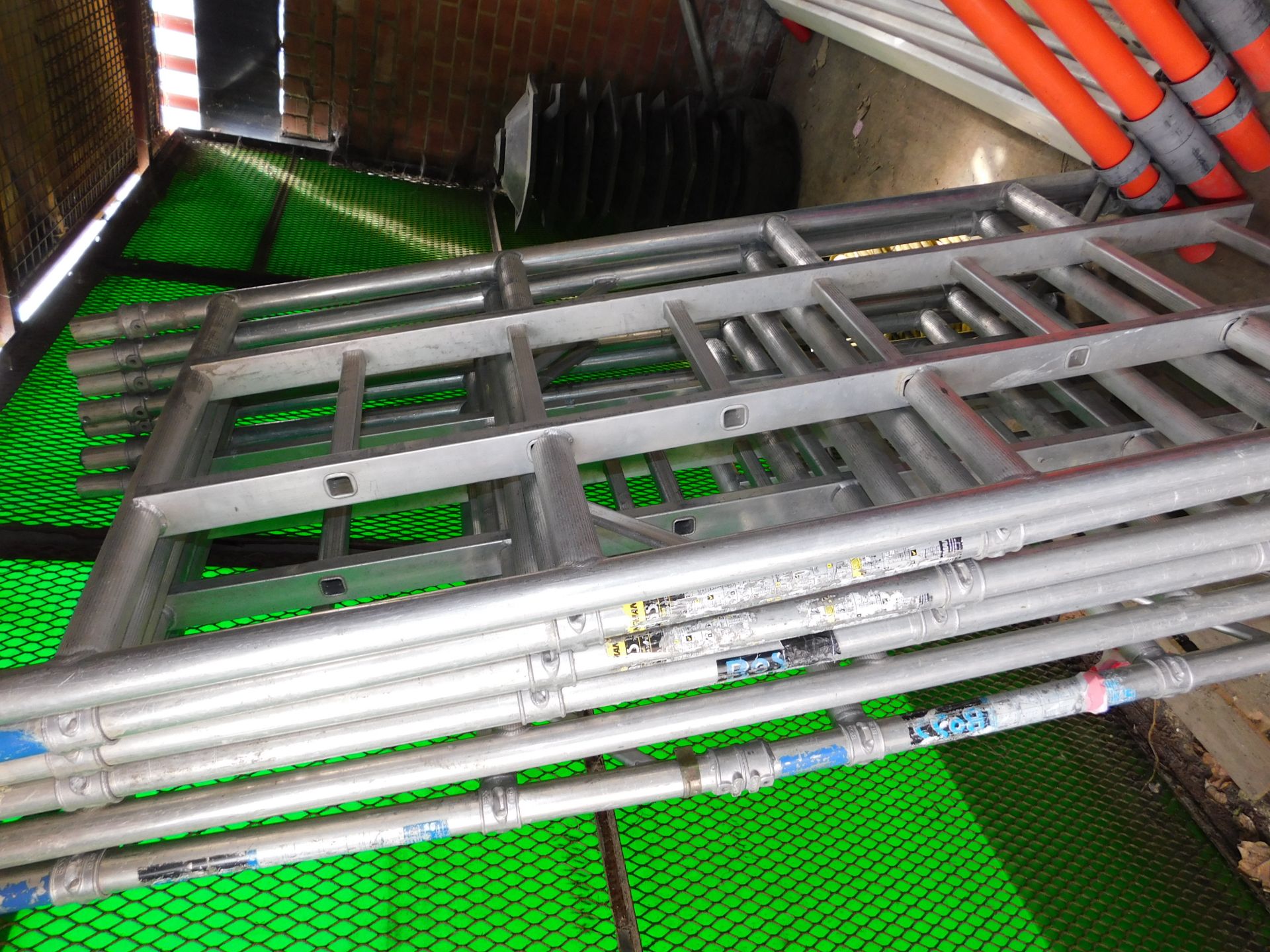 Quantity of Aluminium Tower Scaffolding Components, Including Tower Sections, Cross Braces, - Bild 4 aus 4