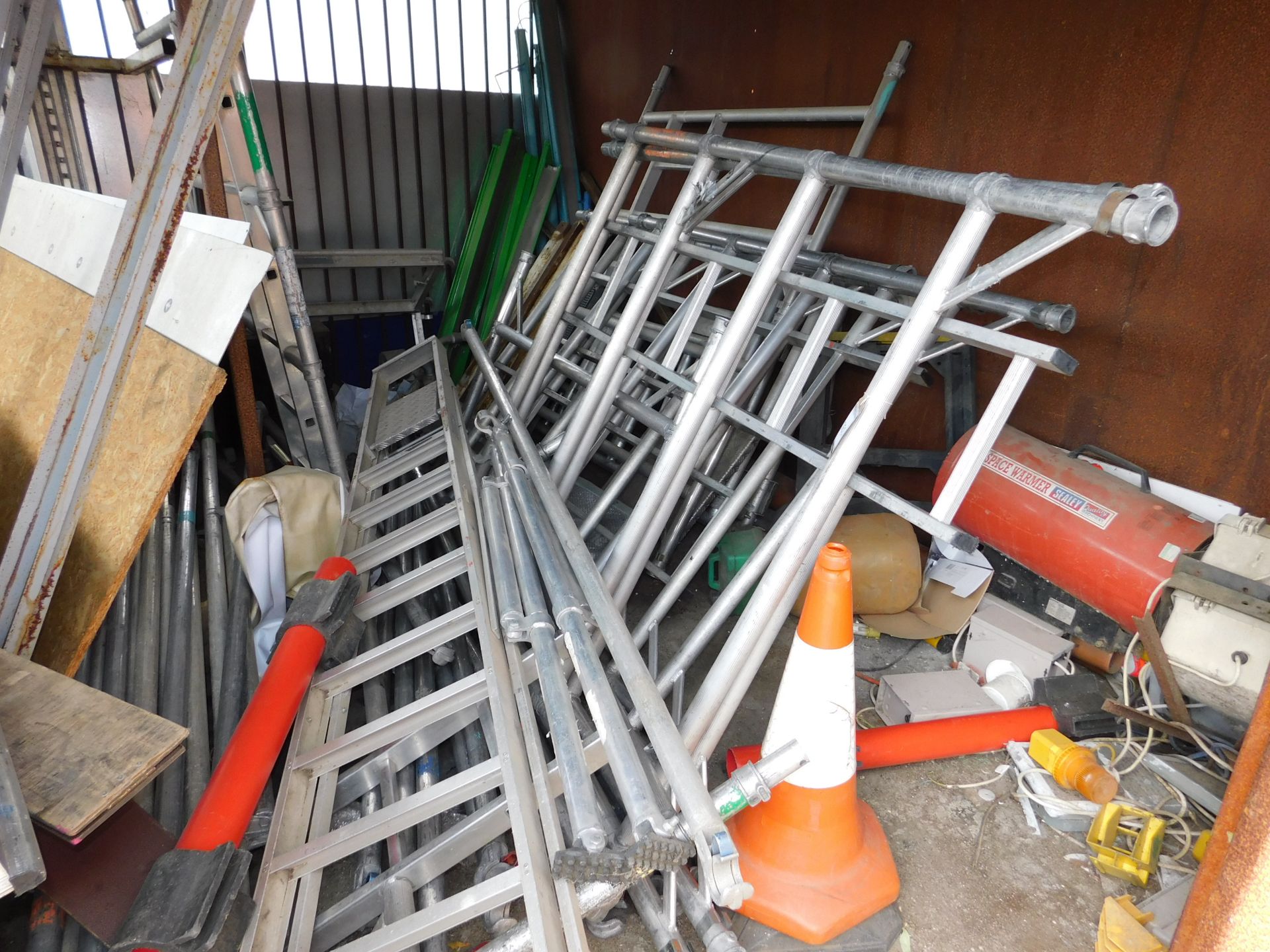 Quantity of Aluminium Tower Scaffolding Components, Including Tower Sections, Cross Braces, - Bild 2 aus 4