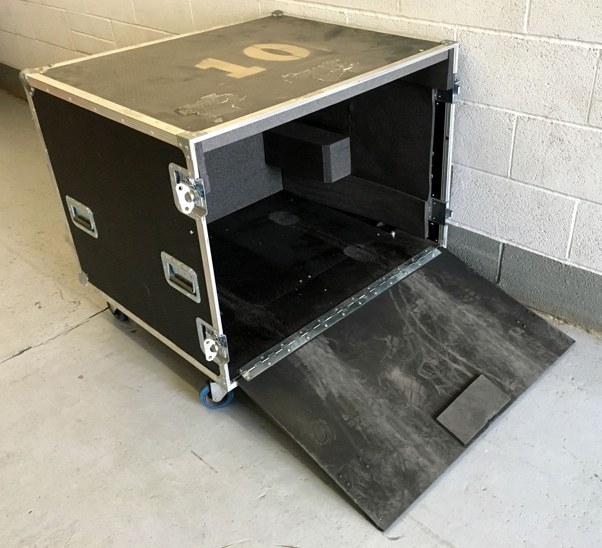 Mobile Flight Case (1000mm x 730mm x 890mm) (Located Stockport – Viewing by Appointment & Collection