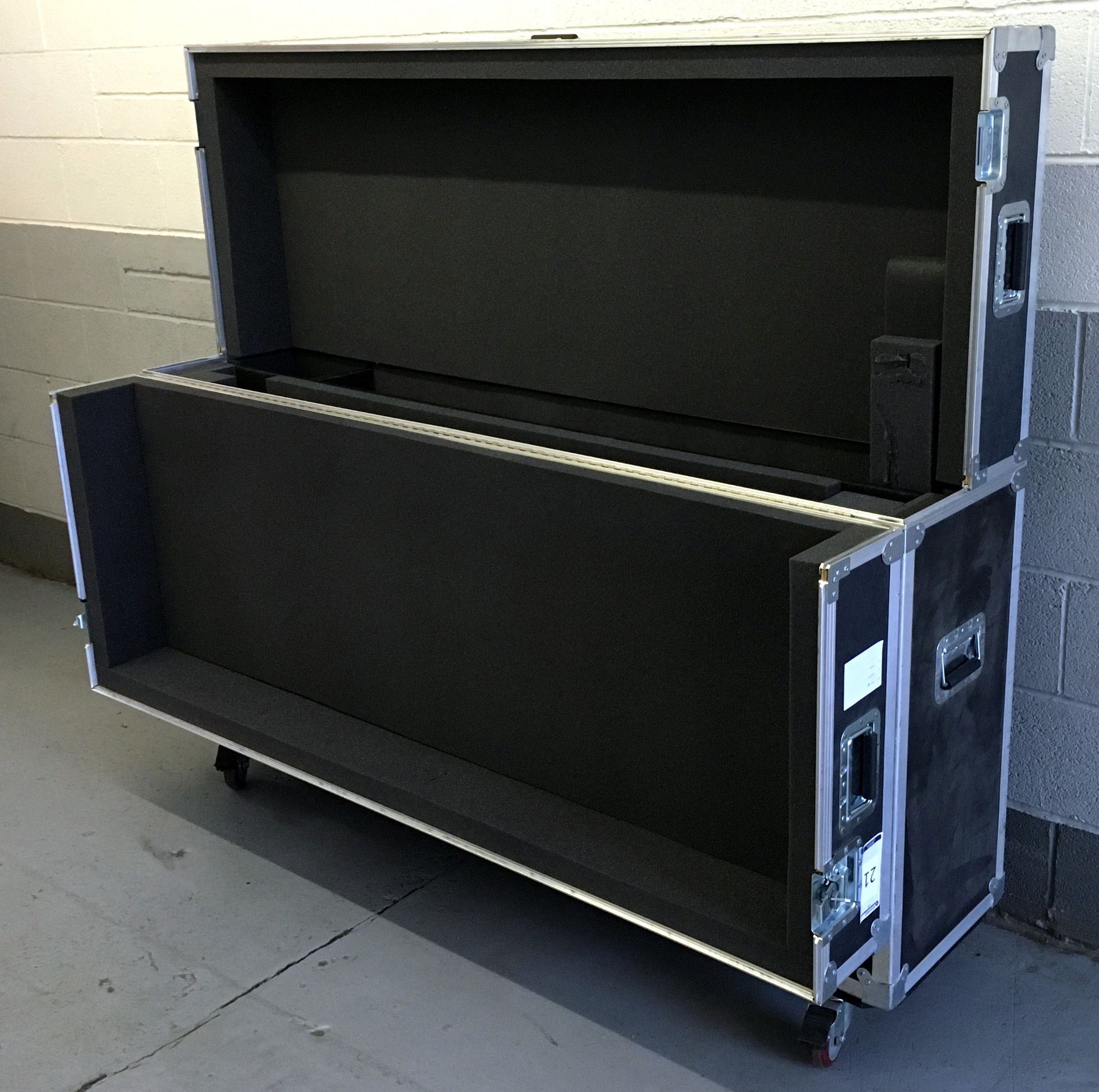 Jelco Mobile Flight Case (1800mm x 1410mm x 400mm) (Located Stockport – Viewing by Appointment &