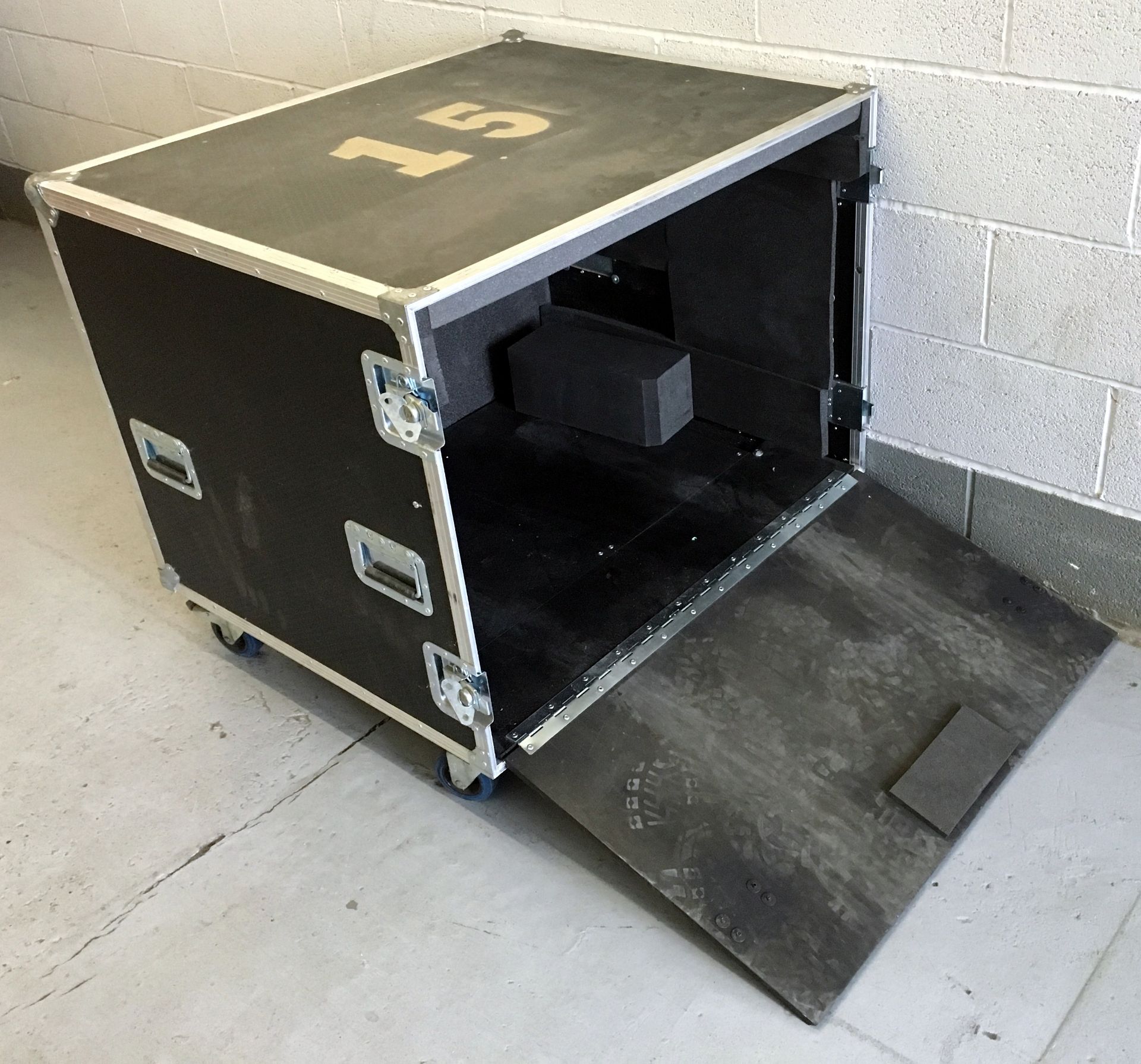 Mobile Flight Case (1000mm x 730mm x 890mm) (Located Stockport – Viewing by Appointment & Collection