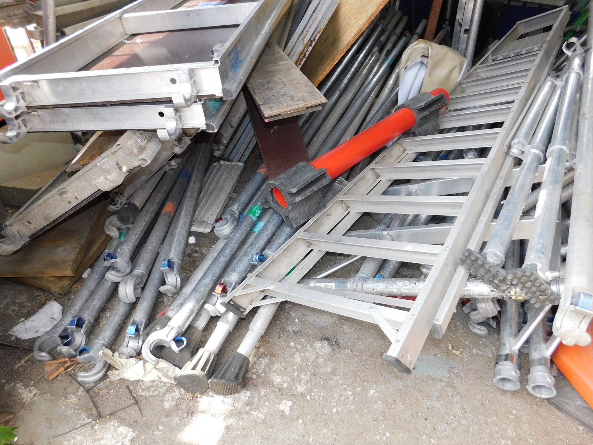 Quantity of Aluminium Tower Scaffolding Components, Including Tower Sections, Cross Braces, - Bild 3 aus 4