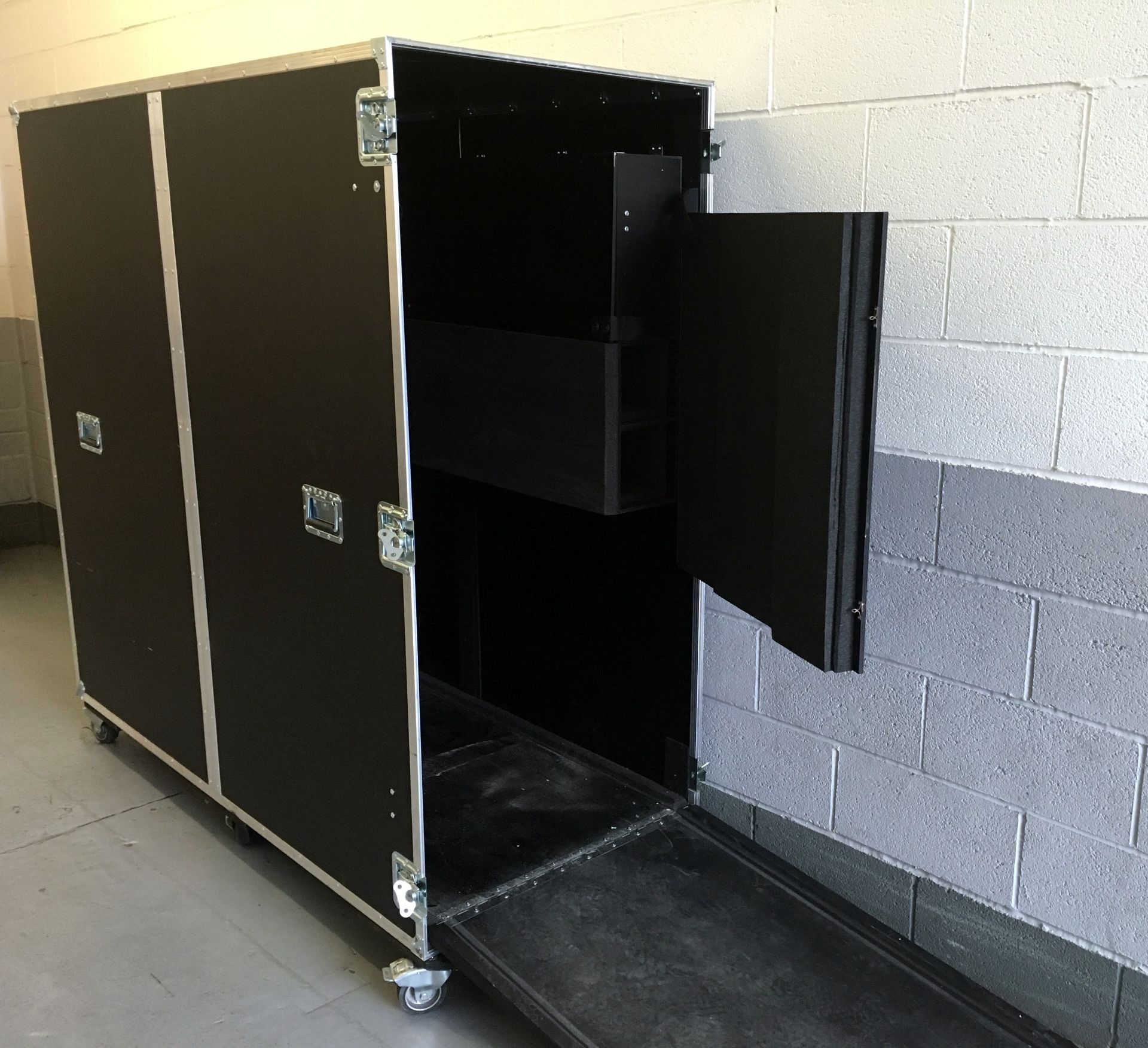 Absolute Casing Mobile Flight Case c/w Ramp (2000mm x 1730mm x 790mm) (Located Stockport – Viewing