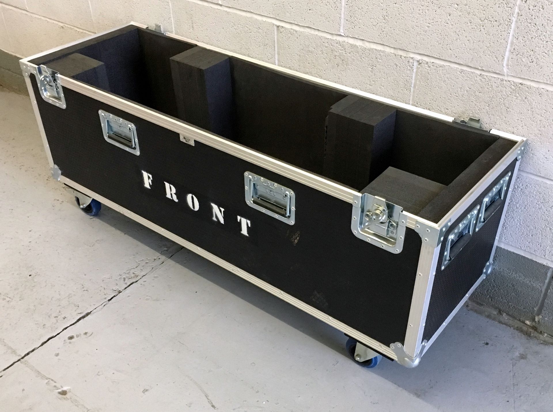 Criminal Cases Mobile Flight Case (1400mm x 1010mm x 450mm) (Located Stockport – Viewing by - Image 4 of 5