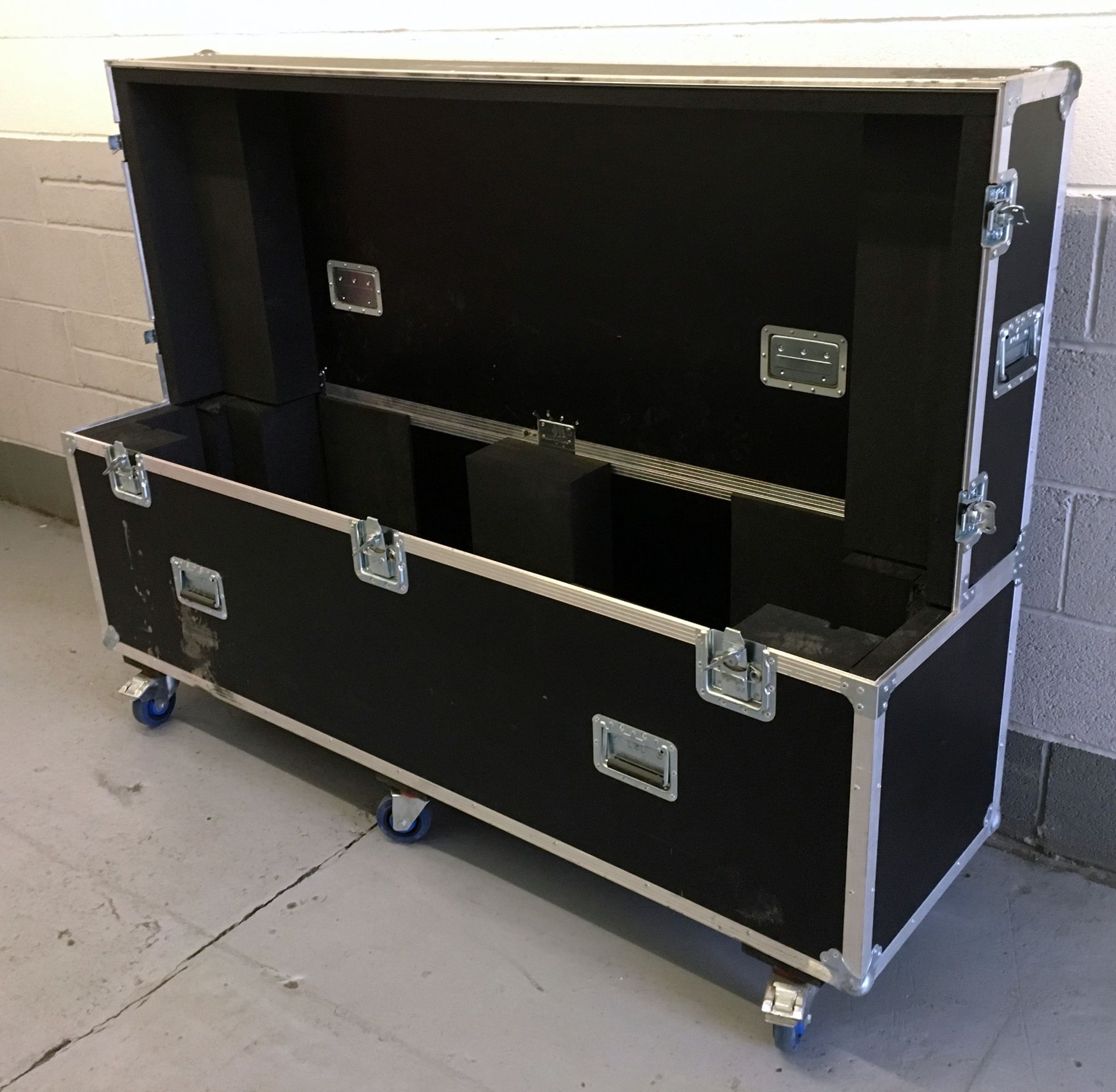 Absolute Casing Mobile Flight Case (1800mm x 1180mm x 490mm) (Located Stockport – Viewing by