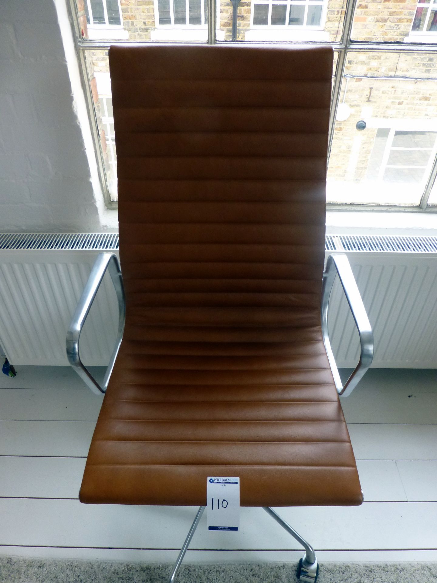 Swivel Armchair, Tan Leather (located at 1st floor, Old Dairy Court, 17 Crouch Hill, Stroud Green, - Bild 2 aus 2