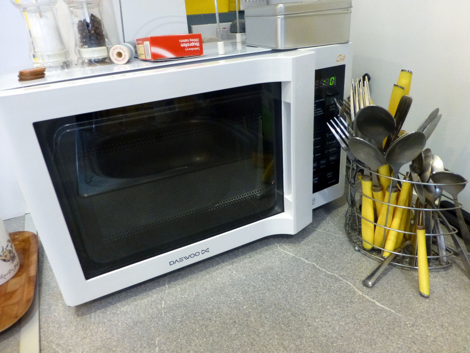 LEC Fridge, Breville Kettle with Matching Toaster, Daewoo Microwave Oven, Crockery & Cutlery ( - Bild 3 aus 3