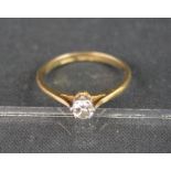 18CT GOLD AND PLATINUM DIAMOND SOLITAIRE RING.