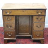 18TH CENTURY MAHOGANY KNEEHOLE DESK OR DRESSING TABLE,