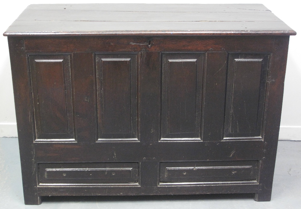 EARLY 18TH CENTURY WELSH OAK COFFER, having moulded edge, planked loose top with bar hinges, above