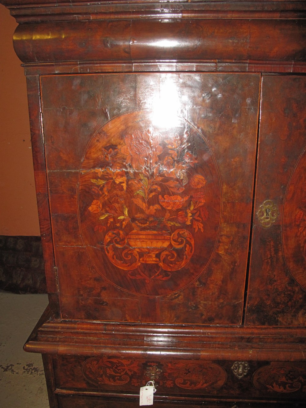 18TH CENTURY WALNUT MARQUETRY INLAID TWO STAGE CABINET ON CHEST, - Bild 4 aus 15