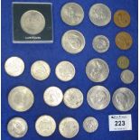 Bag of assorted coins to include: commemorative Elizabeth and Philip crowns; Churchill crown;