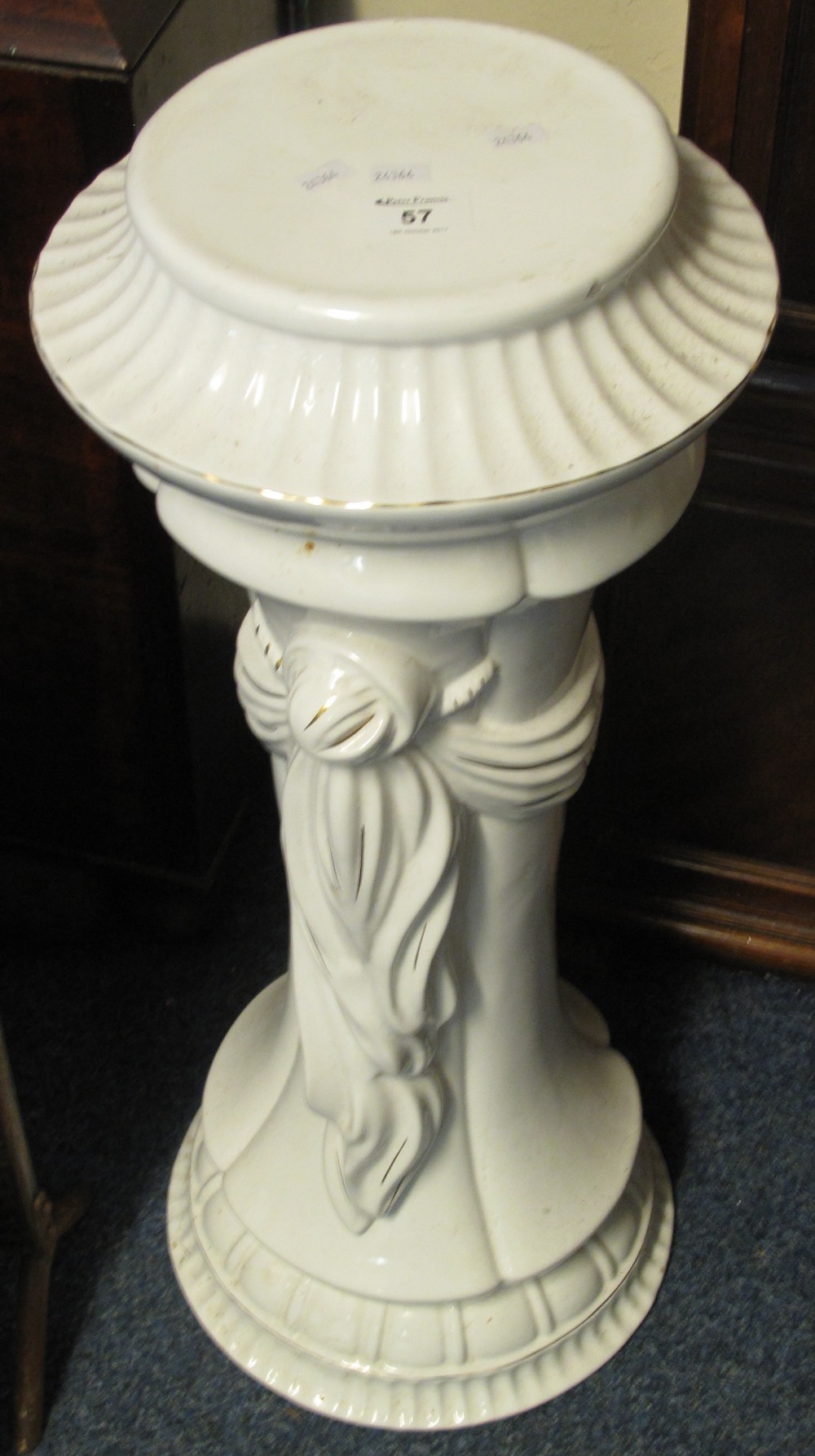 Modern white ceramic pedestal or jardiniere stand. (B.P. 24% incl.