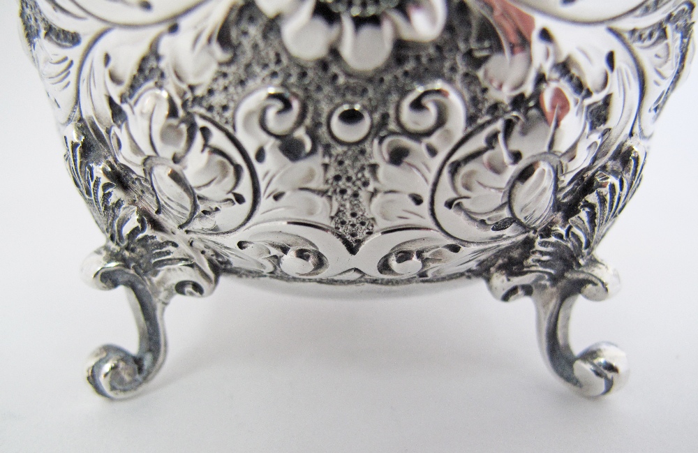 A sterling silver cup decorated with engraved and repousse flowers on four feet, by Sibray, Hall & - Image 5 of 5