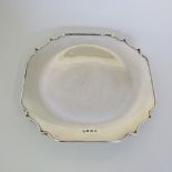 A sterling silver footed cake dish hallmarked Birmingham 1948. Weight: 525g, 25.5X25.5cm, H4.5cm.