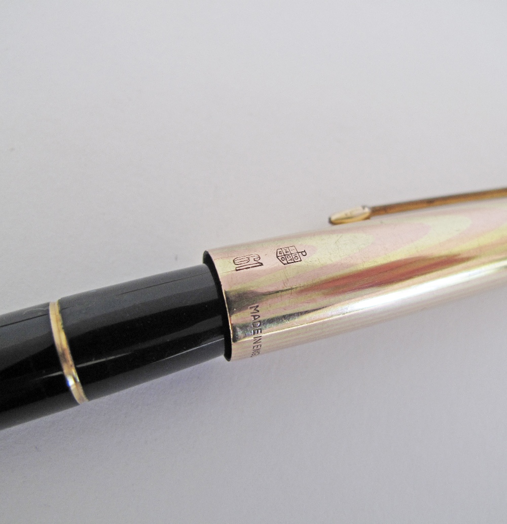 A collection of five pens comprising three fountain pens with gold cups, a gold ball pen and a - Image 8 of 11