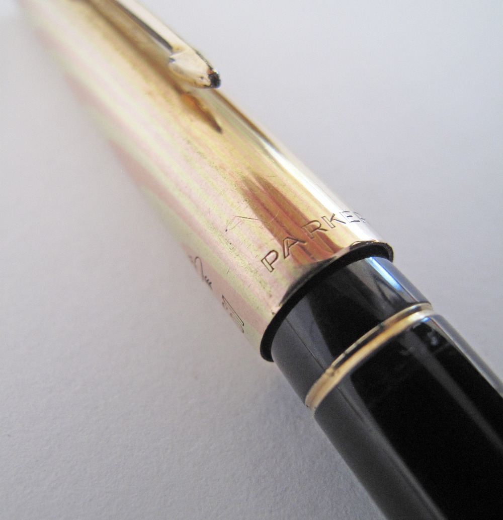 A collection of five pens comprising three fountain pens with gold cups, a gold ball pen and a - Image 9 of 11