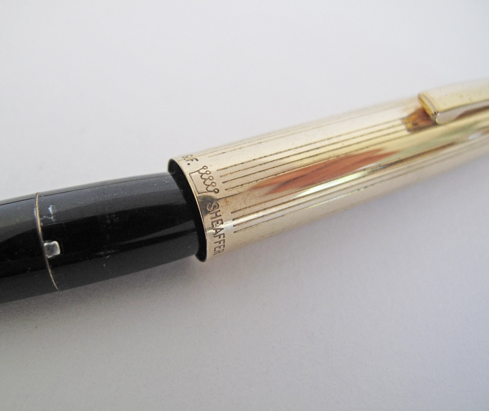 A collection of five pens comprising three fountain pens with gold cups, a gold ball pen and a - Image 7 of 11