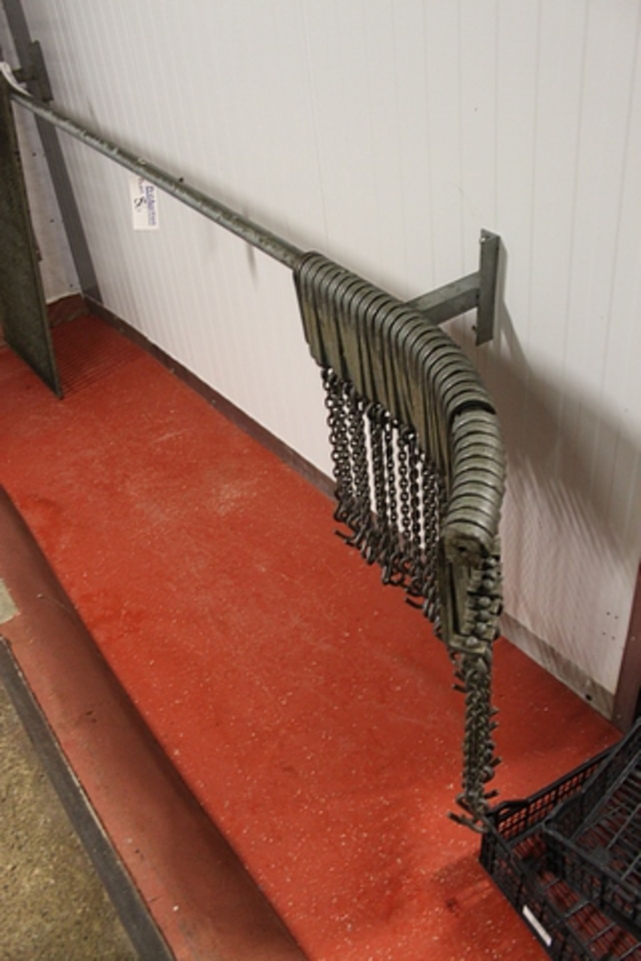 Shackle return round rail with 35 x sheep shackles Lift out Charge 100