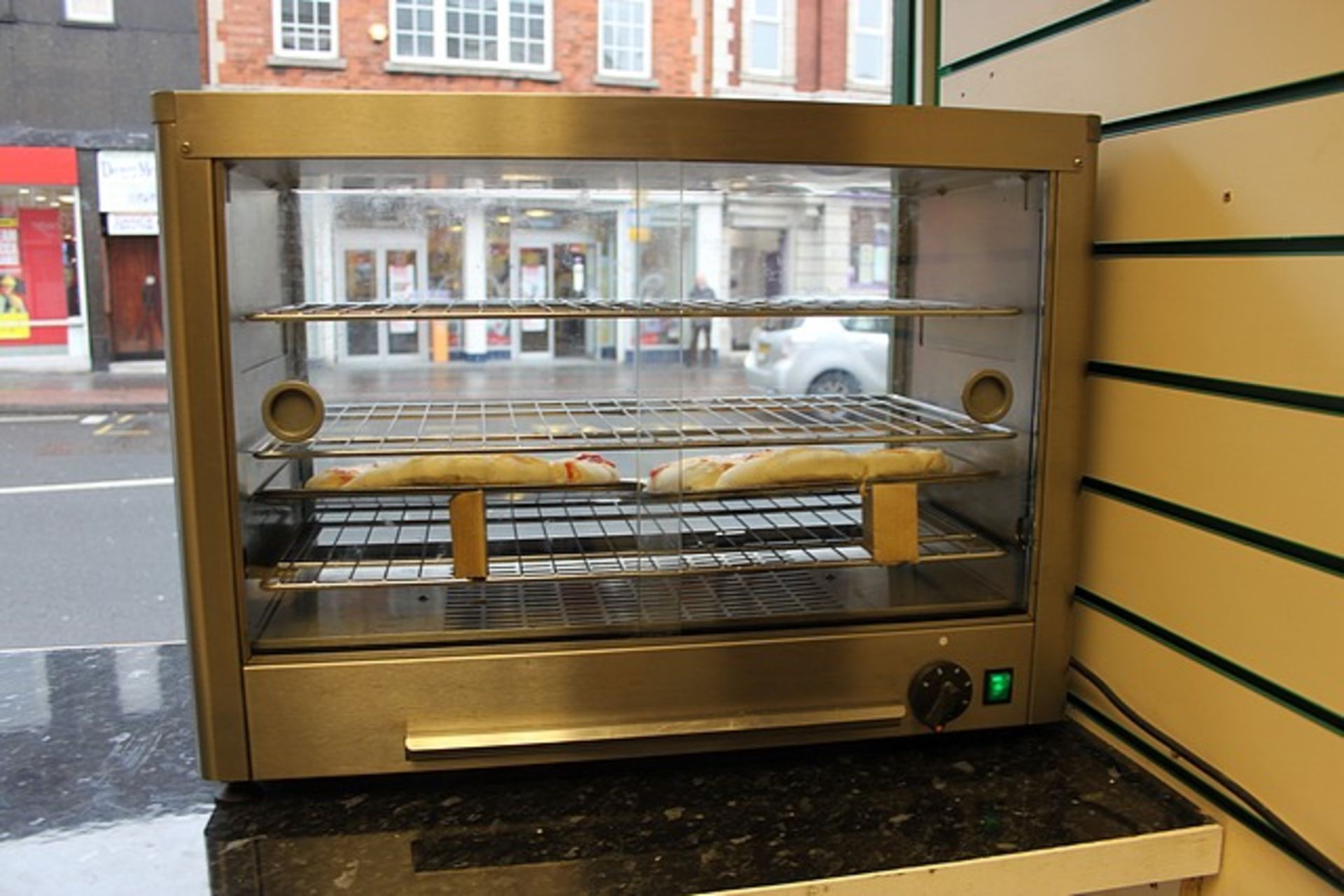 Lincat LPW Pie Cabinet is a heated counter top unit for the attractive display of pies, pasties