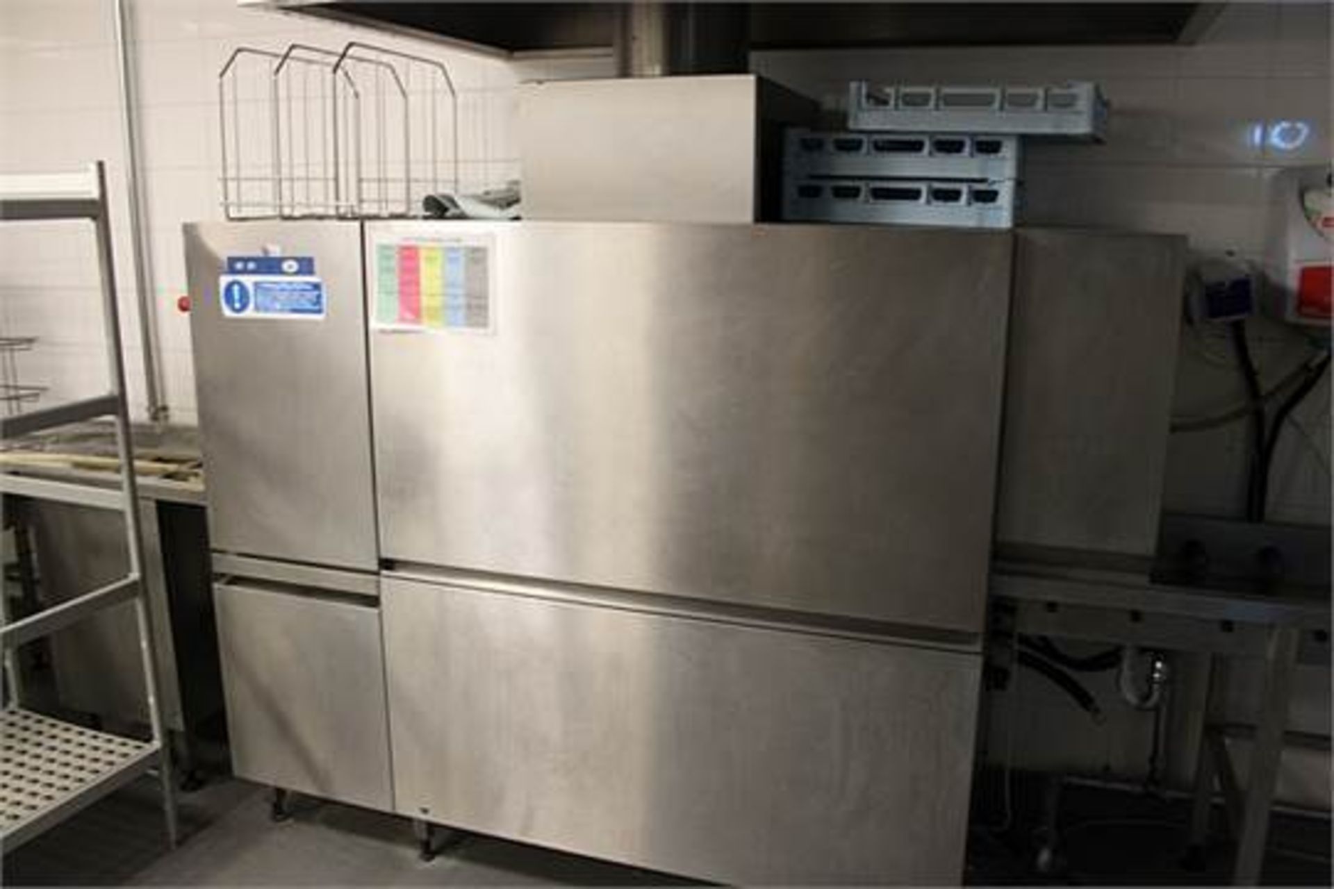 Hobart CAN pass-through conveyorised dishwasher complete with infeed and outfeed conveyor S/N - Image 2 of 2