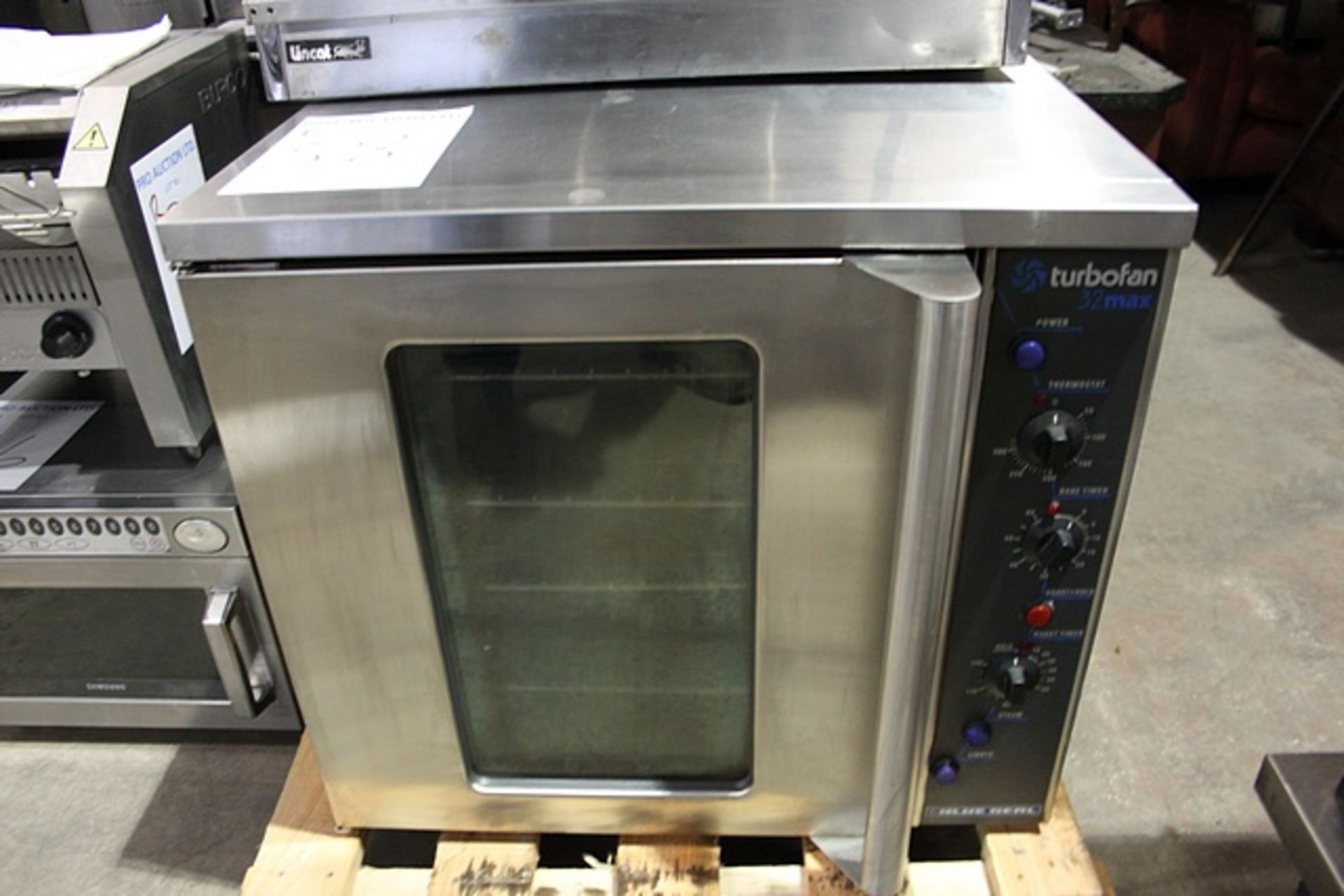 Blue Seal Turbofan 32 Max convection oven reversing fan for even baking 4 tray capacity 60 minute