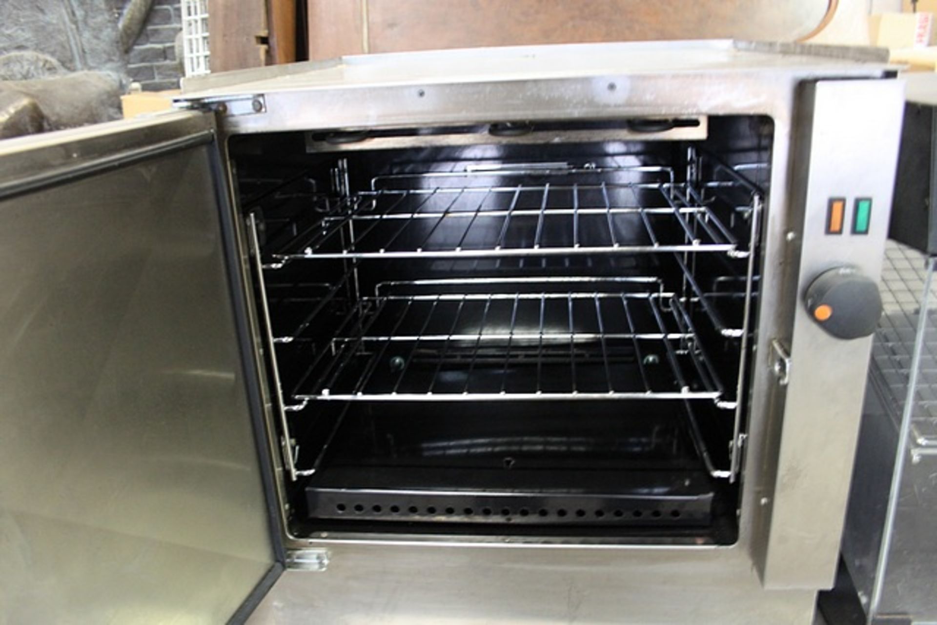 Lincat V6 electric oven easy to clean. side opening doors with robust hinges and ball catch to - Image 2 of 2