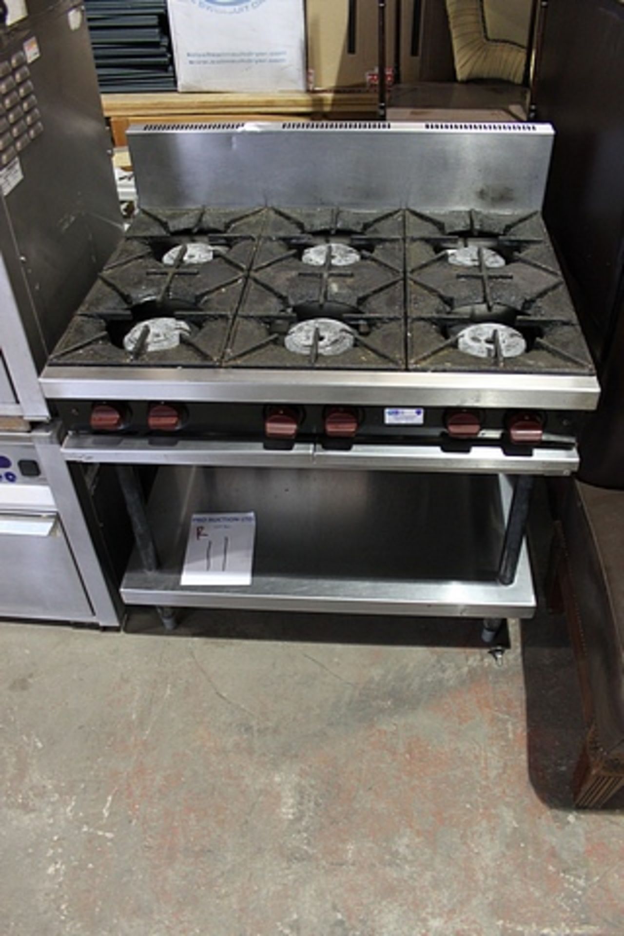 Gas 6 burner hob with undershelf Heavy duty cast iron pan supports Fully pressed hob top for easy