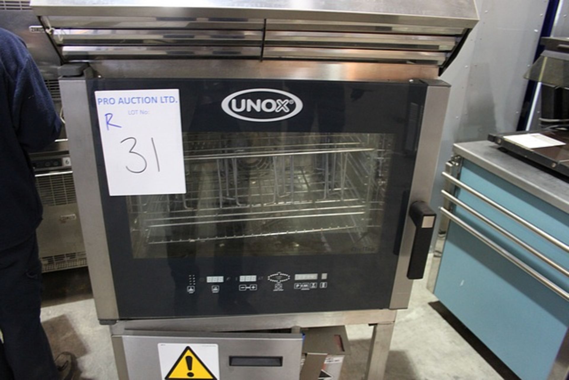 UNOX Cheftop Combi Oven XVC304 Cheftop integrated total cooking systems Capacity: 5 x 1/1 GN pans