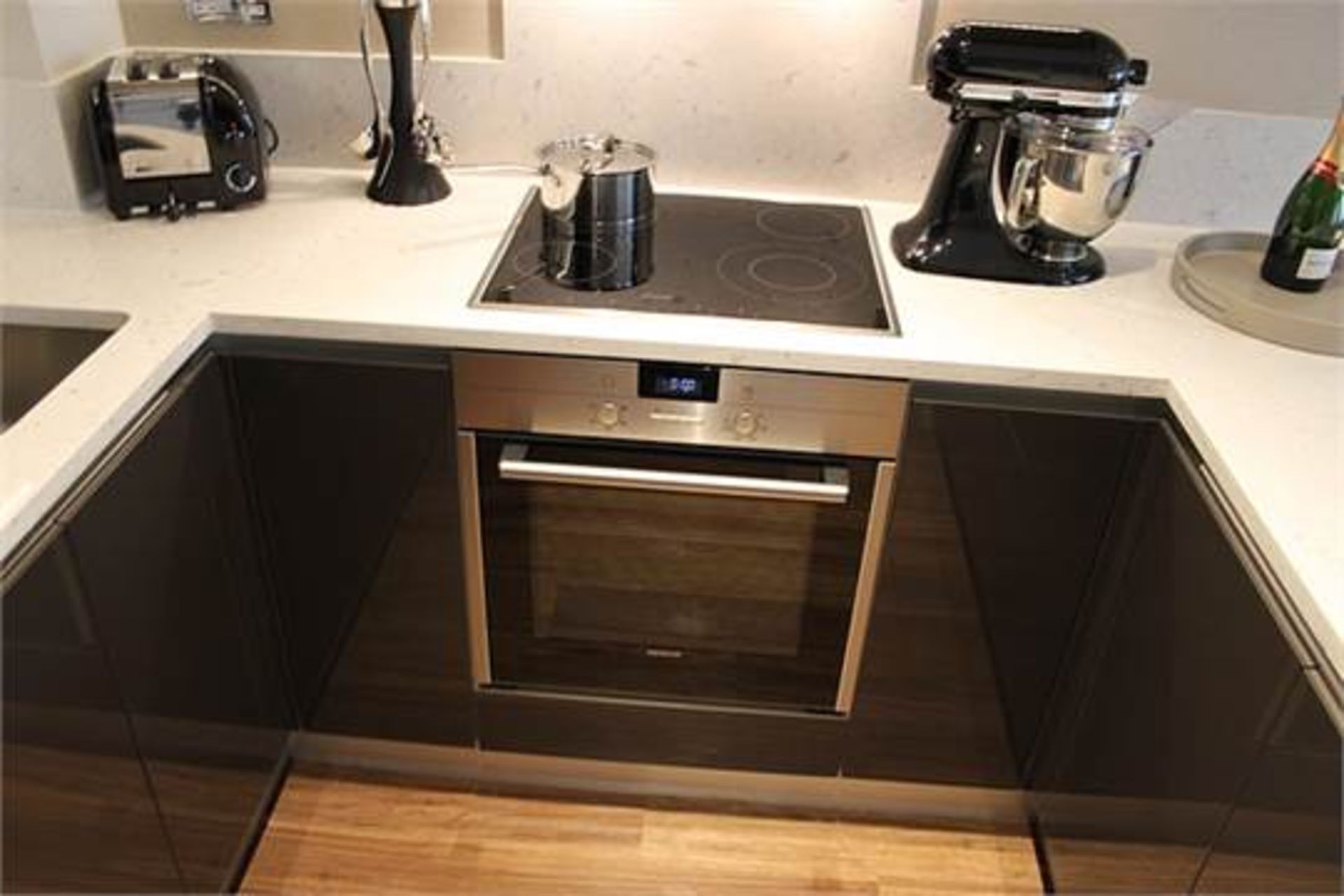 Complete U shaped kitchen with base and wall cabinets complete with Siemens integral appliances of - Image 2 of 5