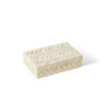 Box pelias square buffalo bone polished. A handsome design in weaved buffalo bone, white tones