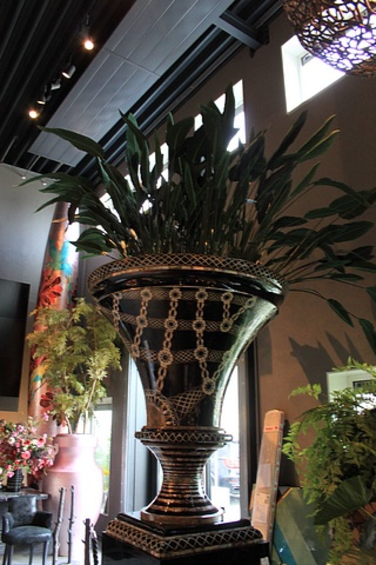 Vase Chalice Black  a substantial exquisitely hand-crafted, black lacquer finished vase accented - Image 2 of 5
