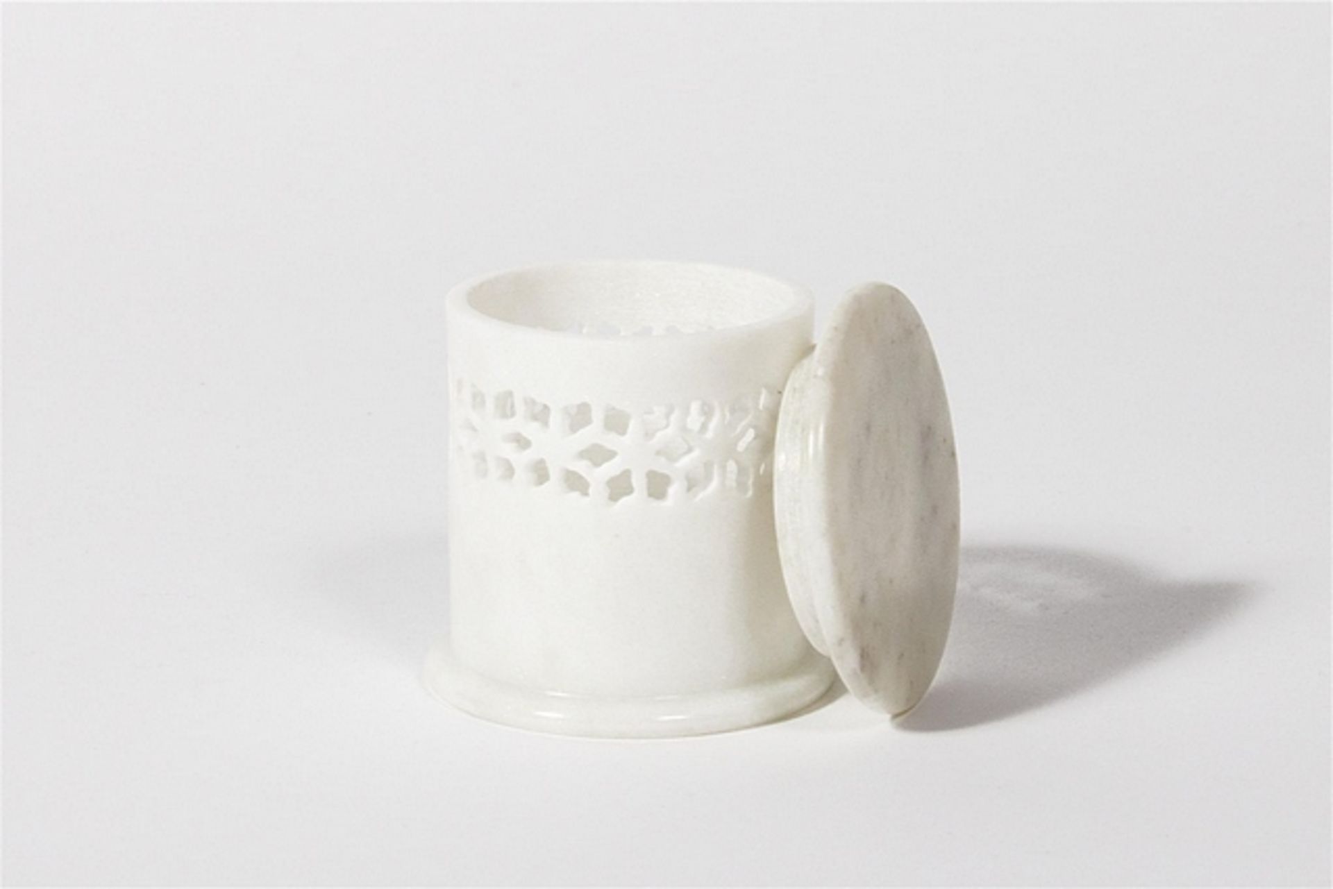 Holder sinn jali design white marble polished. Perfect for placing a small tealight inside, it - Image 2 of 2