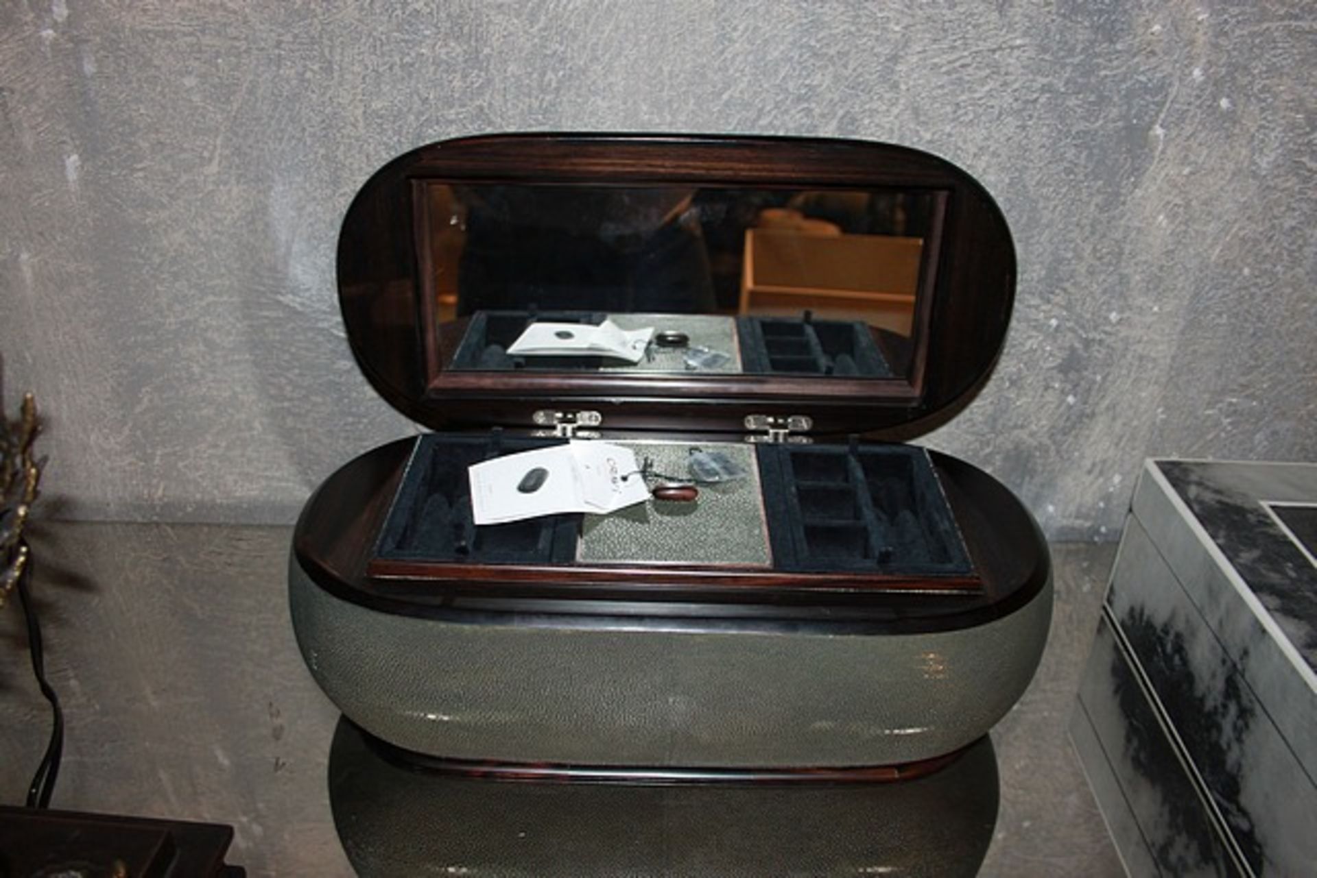 Jewellery Box Safe this jewellery case is an exquisite work of art - a 'private treasure chest' in - Image 2 of 2