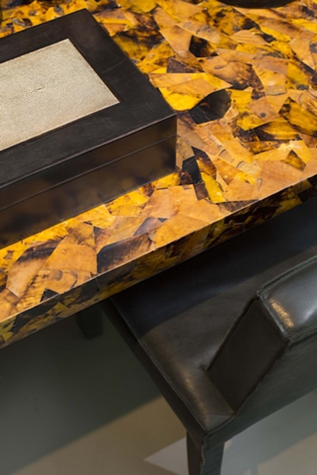 Dining Table C's a simply beautiful piece of furniture crafted from hand-cracked penn shells in - Image 6 of 7