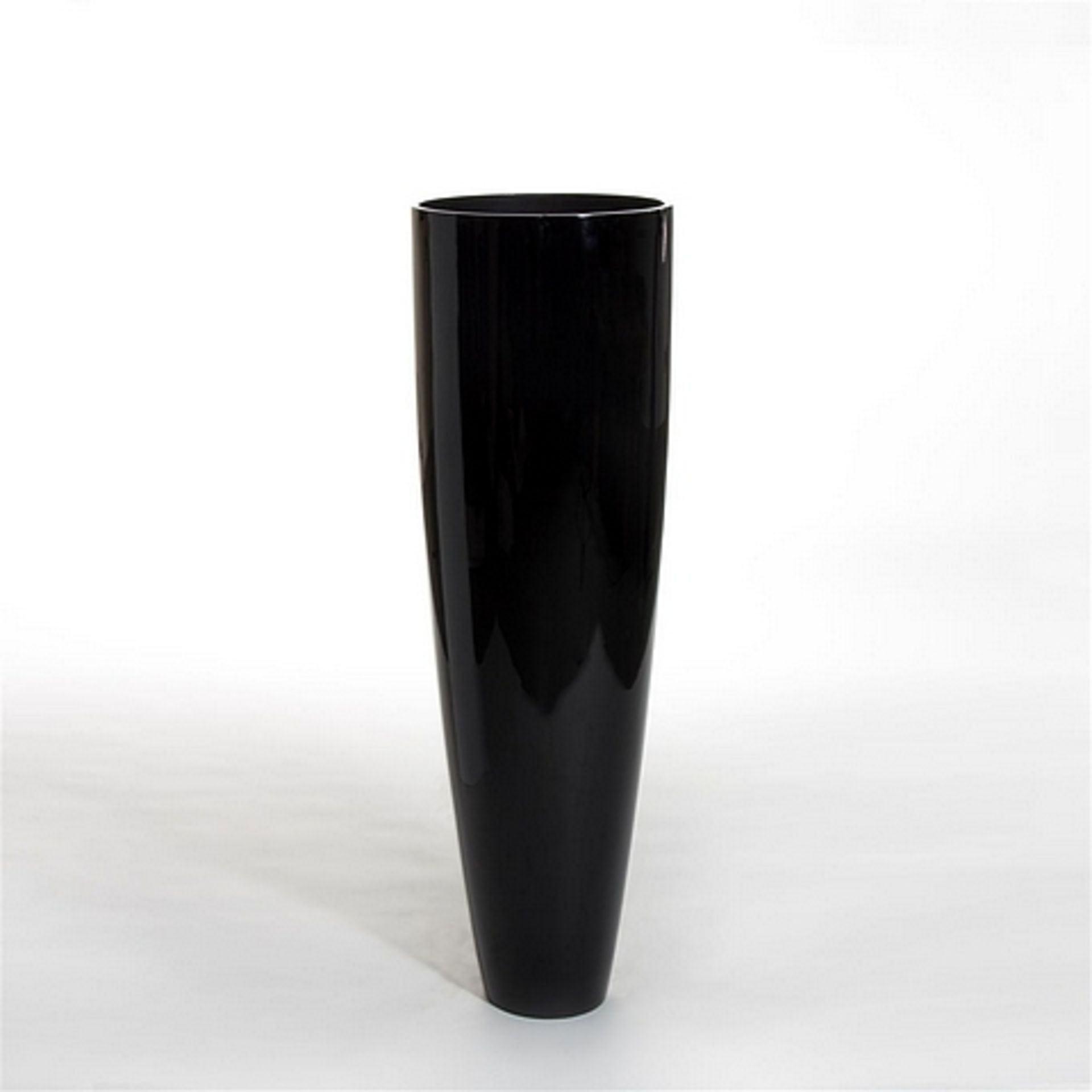 Vase closé black black lacquer. Solid block colour offering an expressive and inspired statement,